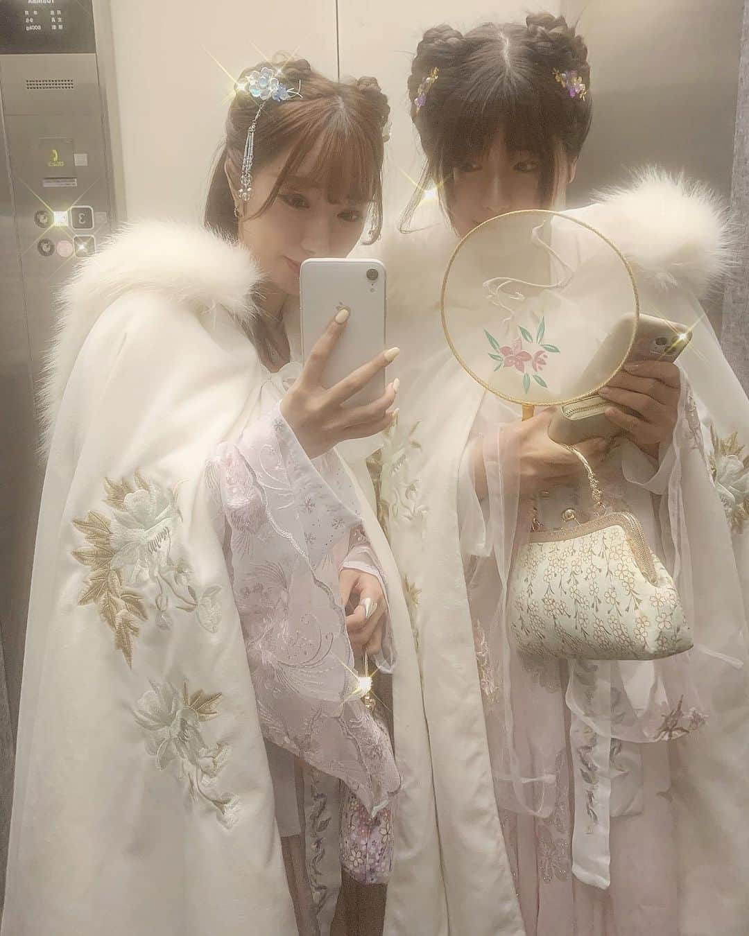 ちとせよしのさんのインスタグラム写真 - (ちとせよしのInstagram)「ゆきと浅草で漢服着たよ︎︎︎︎☺︎ またいくつか投稿します🕊  #selfie #asakusa  #漢工房 #漢服 #漢服レンタル #漢服アレンジ #韓国スタイル #着付け体験 #東京漢服レンタル #漢服ヘアアレンジ」12月2日 17時42分 - chitose_yoshino