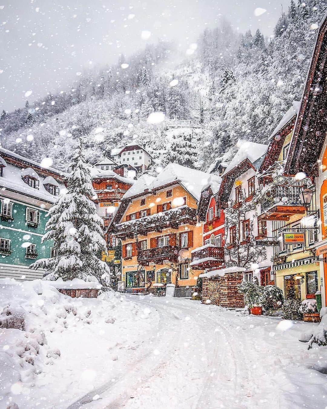 Canon Photographyさんのインスタグラム写真 - (Canon PhotographyInstagram)「Winter in Hallstatt, Austria 😍 Photography // @hebenj Curated by @steffeneisenacher  #visitaustria #hallstatt #snow #wintertime #austria」12月2日 17時43分 - cpcollectives