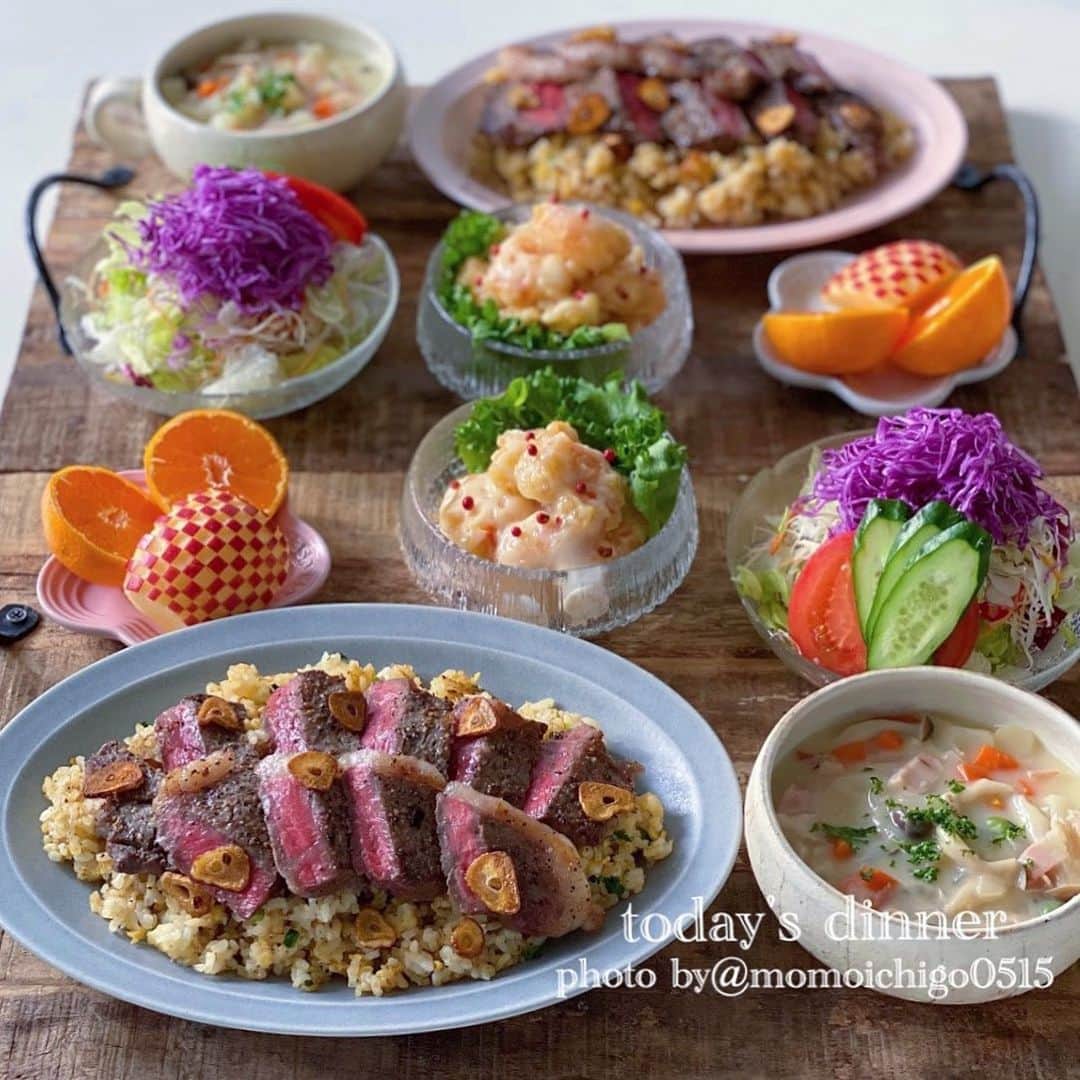 のインスタグラム：「. 今日の晩ごはん☺️💕. 肉食の末っ子の娘のリクエスト😁✨ . . 🌟ガーリックステーキライス. 🌟海老マヨ 🌟野菜サラダ 🌟きのこチャウダー 🌟フルーツ . .  #晩ご飯#晩ごはん#夜ごはん#夕食#おうちごはん#おうちごはんlover#おうちご飯記録#うちごはん#食卓#手料理#手作りご飯#料理写真#器好き#器#器集め#献立#家庭料理#古谷浩一#food #foodstagram #foodpic #foodphotography #food followme #instagood #instapic #instalike」