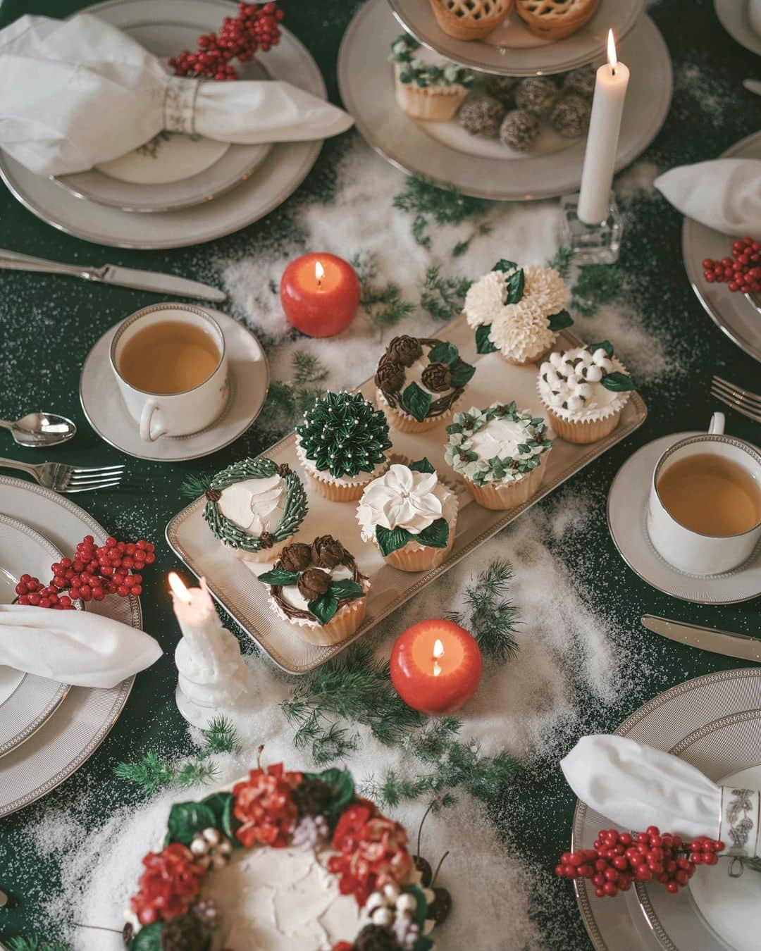 タラ・ミルクティーさんのインスタグラム写真 - (タラ・ミルクティーInstagram)「The festive feasting season is officially underway! Having tea served in style on our new @wedgwood fine bone china holiday tableware. 🍵🎄💚#Wedgwood #WinterWhiteCollection #sponsored」12月2日 17時43分 - taramilktea