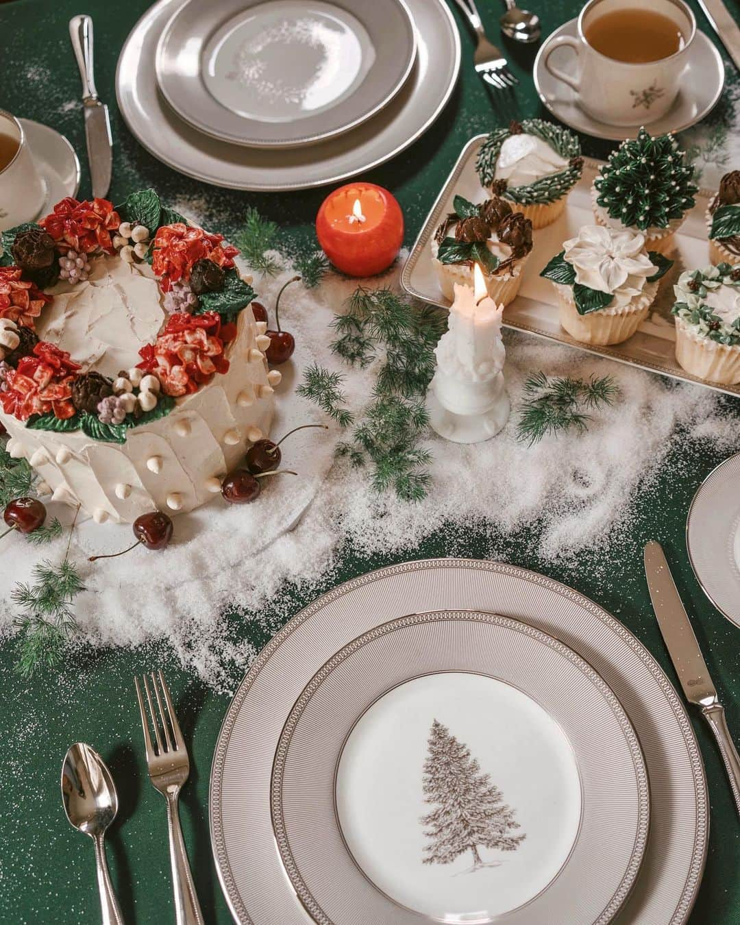 タラ・ミルクティーさんのインスタグラム写真 - (タラ・ミルクティーInstagram)「The festive feasting season is officially underway! Having tea served in style on our new @wedgwood fine bone china holiday tableware. 🍵🎄💚#Wedgwood #WinterWhiteCollection #sponsored」12月2日 17時43分 - taramilktea