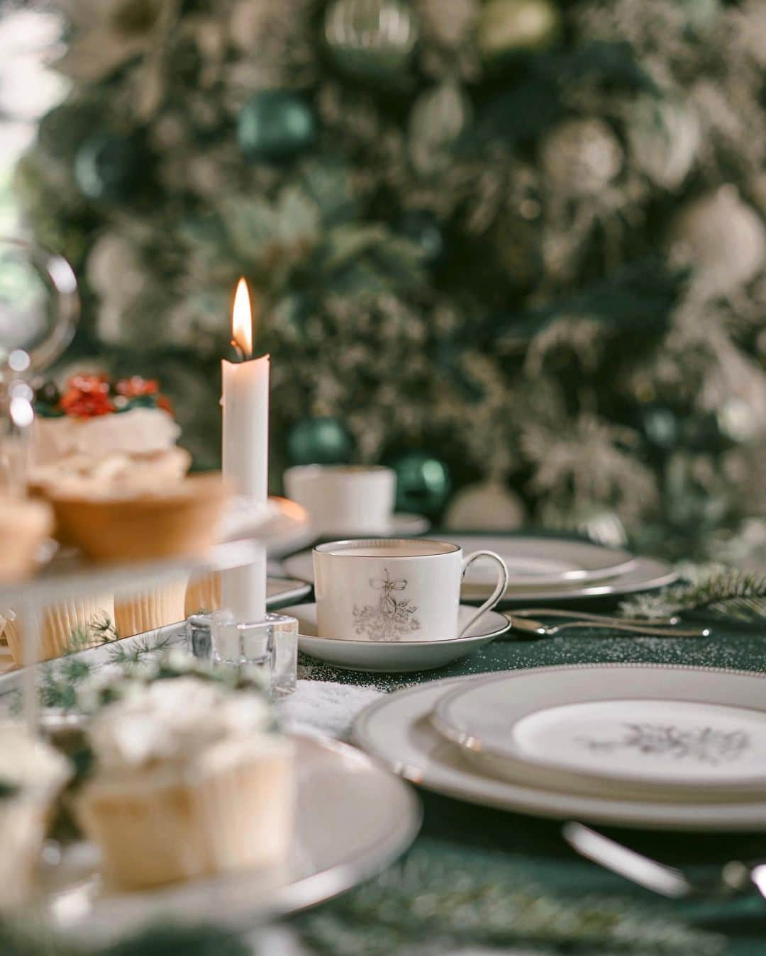 タラ・ミルクティーさんのインスタグラム写真 - (タラ・ミルクティーInstagram)「The festive feasting season is officially underway! Having tea served in style on our new @wedgwood fine bone china holiday tableware. 🍵🎄💚#Wedgwood #WinterWhiteCollection #sponsored」12月2日 17時43分 - taramilktea