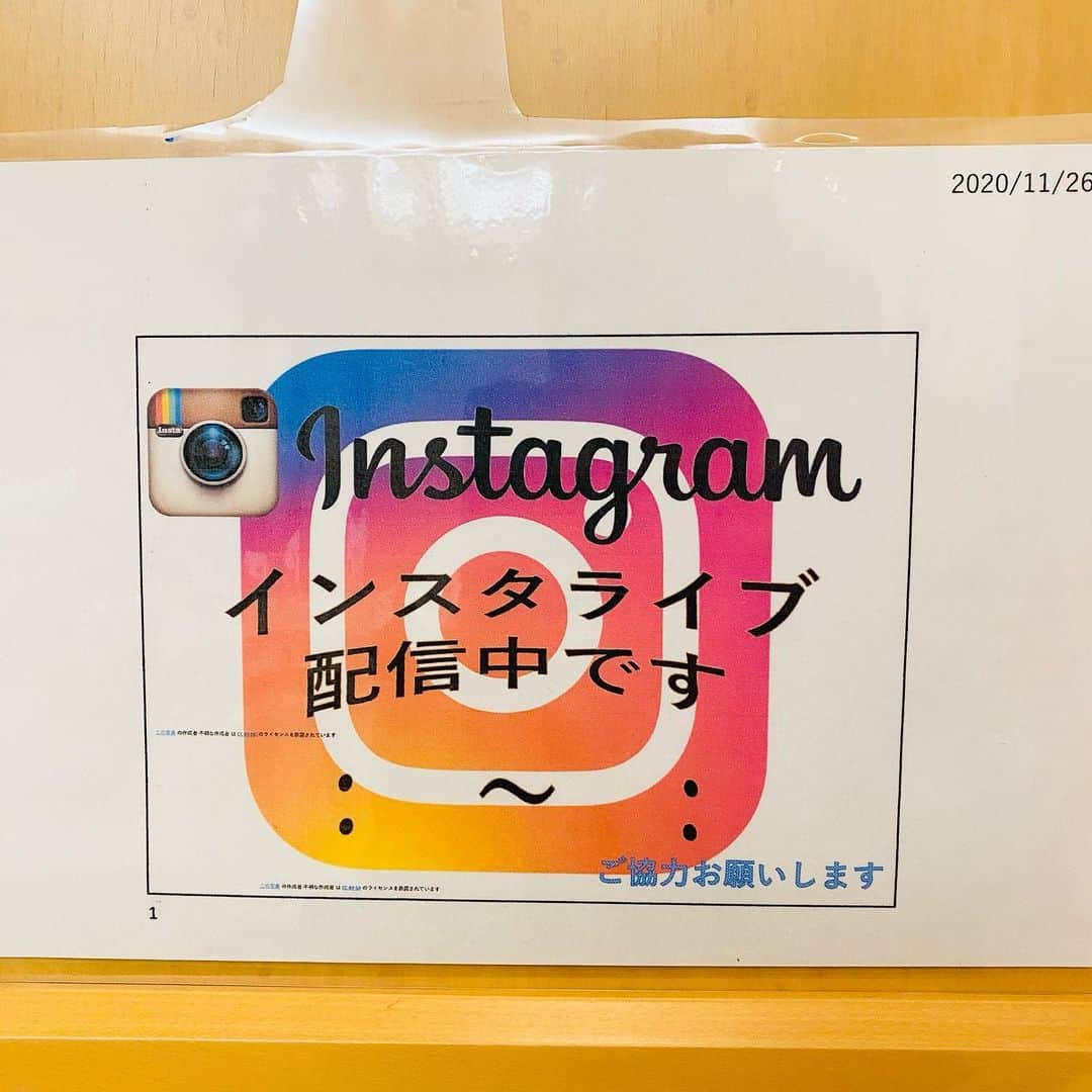 高木ゑみさんのインスタグラム写真 - (高木ゑみInstagram)「私、入院して約１ヶ月で16回のイスタライブをしました。﻿ ゑみラボのスペシャルメンバー向けでは、平日は毎朝！（つまり週５）でFacebook LIVEを行っています。﻿ ﻿ ブログもいいけど、やっぱり動画。﻿ しかも編集された録画の動画じゃなくて﻿ やっぱりLIVEって生生しい感じがいいなぁ、好きだなぁって感じます。﻿  ﻿ 点滴の看護師さんが映ったり、﻿ 先生入ってきちゃったり﻿ 感極まって思わず泣き出したり（笑）﻿  ﻿ ﻿ そんなこんなで、私はしょっちゅう病室でLIVEを行っているので﻿  ﻿ 血圧測りにきた看護師さんが「今LIVE中だったらどうしよう！？」と遠慮してしまっているという情報を聞き。﻿ ﻿ ﻿ そうだ、ドアに「今LIVE中であと10分で終わる」とか貼っておけば気を使わずにいいかもしれない！！と思っていた矢先・・・・！！！﻿  ﻿  ﻿ 「これ、よかったら使ってください！力作です」と看護師Hさんの手作りの「インスタライブ配信中」のお知らせボード！﻿  ﻿  ﻿ ドアにかけられるようになっていて、﻿ 時間はポストイットで貼れるようになっています！﻿  ﻿ 今のところ、どうしても緊急にしなくてはいけない治療は特になく、﻿  ﻿ 看護師さんが私が勢力的に配信などしていることを応援してくださっています。﻿  ﻿ ああ、本当にありがたい・・・・。﻿ ﻿ ﻿ 前回のポストでお話ししたNK細胞の話は、これを作ってくれたHさんから聞いたこと。﻿  ﻿ 「笑うことはいいことですよ、なのでどんどんしてください」って！！！！！﻿  ﻿ 今いる病院はそんなあたたかな看護師さんたちがたくさんいらっしゃいます。﻿  ありがたいな。﻿ ﻿ ﻿ インスタLIVEの札、これからも活用しまくりたいと思います。﻿ わたしのインスタ投稿を見てくださっている誰かを、笑顔にできますように！﻿ ﻿ ﻿ ﻿ #いつもありがとう﻿ #これからもよろしくね❤️」12月2日 17時45分 - emi.takagi