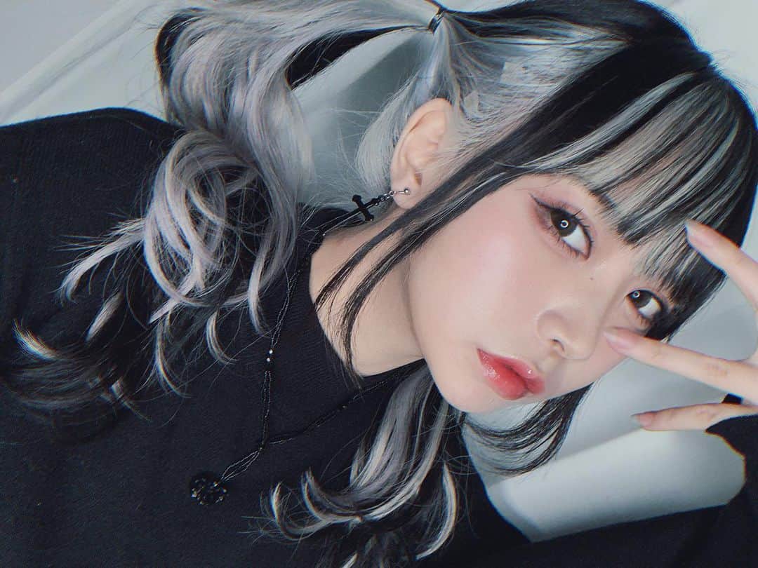 ねおきまこのインスタグラム：「数億年ぶりのツインテール卍  🖤🤍  ネックレスはママのハンドメイド . . . . .  #ツインテール #シルバーカラー  #シルバーアッシュ  #silverhair #ホワイトヘアー #Whitehair #ホワイトブリーチ #地雷女 #自撮り女子 #自撮り界隈 #自撮り #ハーフツイン #ハンドメイド #ハンドメイドアクセサリー」