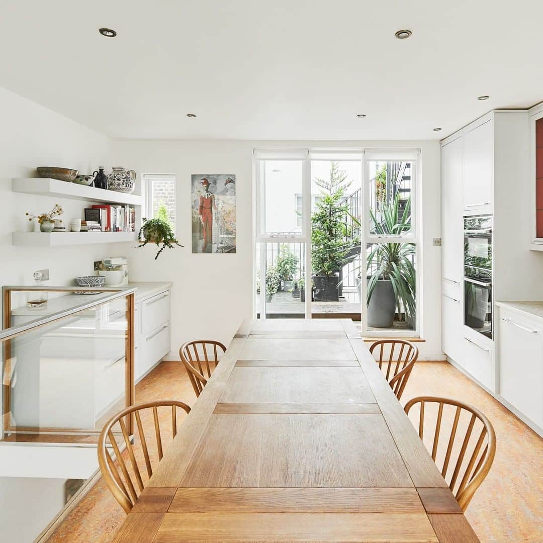 The Modern Houseさんのインスタグラム写真 - (The Modern HouseInstagram)「#forsale On Cloud Nine: a contemporary home of generous proportions situated on Cloudesley Road in the Barnsbury Conservation Area. Head to our bio for sales listing.」12月2日 17時45分 - themodernhouse