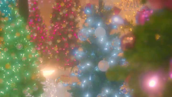 松山メアリのインスタグラム：「今年も"スパワールド世界の大温泉"さんのクリスマスcmに出演させていただいてます🎄  なかなかおでかけもできないですが…ロケで行った時もいつも対策ばっちりなので クリスマスなスパワールドさんも楽しんでくださいね♨️  @spaworld_jp   #スパワールド」