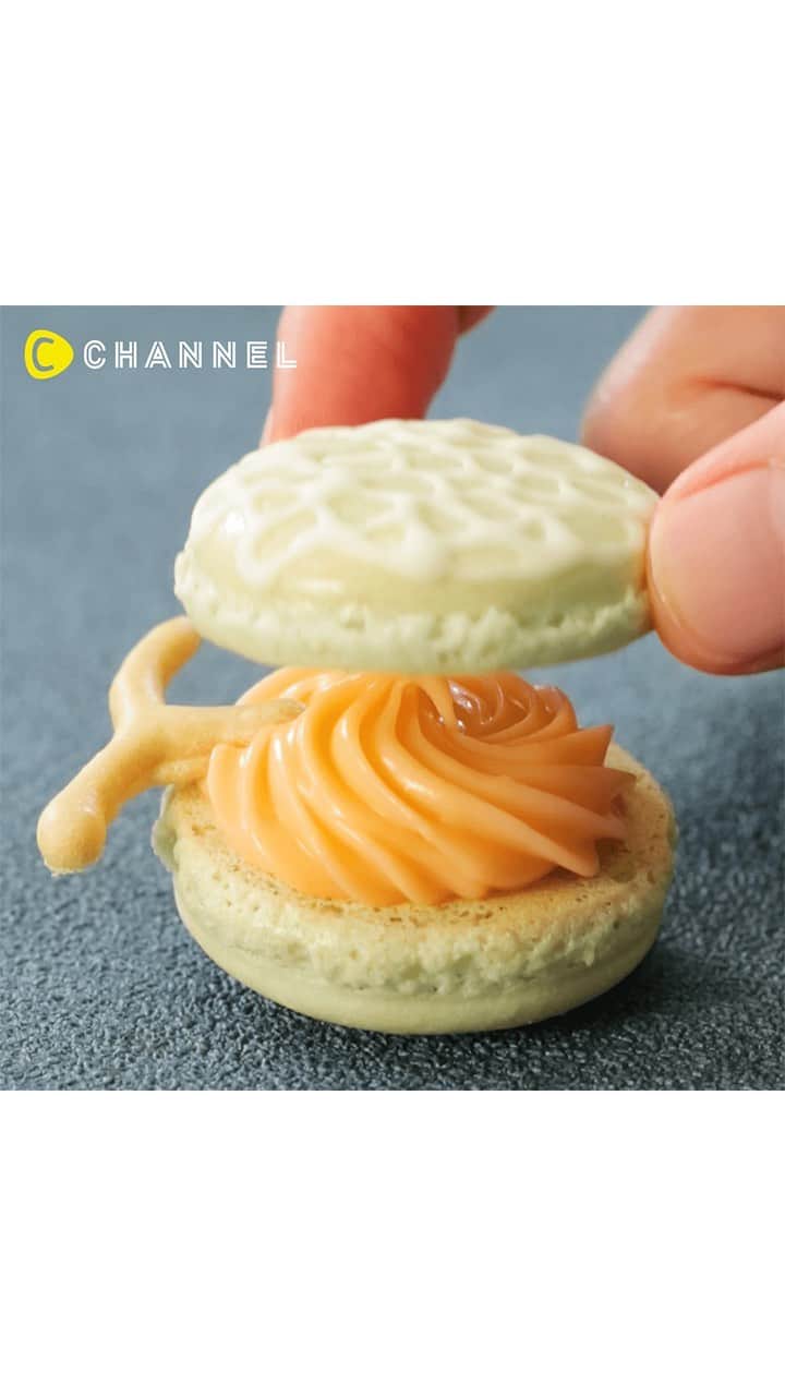 のインスタグラム：「色も模様も本物そっくり!?メロンマカロン🍈🍈🍈 . Follow ME!! @cchannel_food Please check this account @cchannel_girls . こんな可愛いマカロンをプレゼントにもらったらもったいなくて食べれない！ でもしっかり味も食感も最高です❤️ . ■調理時間：約60分 （乾燥させる時間を除く） ■材料費：約850円 . . ■材料 15個分 ・マカロン生地…200g . ホワイトチョコ ガナッシュ ・ホワイトチョコ…100g ・生クリーム…50ml ・フードカラー…適量 . ■手順 1. マカロン生地を丸く絞って1時間ほど乾燥させる 2. 160度に余熱したオーブンに入れて140度に下げて15分焼く 3. お鍋に生クリームを入れて沸騰させる。火から下ろしてホワイトチョコを入れて混ぜ合わせ、フードカラーを加えて色付けをして冷蔵庫で冷やす 4. マカロンの表面にホワイトチョコでメロンの模様を描く 5. もう一枚のマカロンにガナッシュを絞って4を乗せて完成です . 制作：三浦綺子 . . #idea#howto#doityourself#diy#foodcraft#creative#hack#Lifehack#lifehacking#foodphotography#original#gourmet#foodporn#tips#nice#funfood#lovefood#foodie#tutorial#awesome#happy#pleasant #sweets#macron#melon#メロン#マカロン#プレゼント#サクサク#手作りデザート」