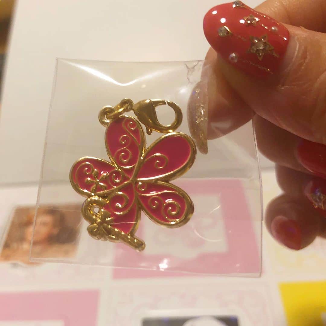 西原さおりさんのインスタグラム写真 - (西原さおりInstagram)「今日12月2日のアドベントカレンダーはれいちゃん✨ 中にはピンクのフラワーチャームが入ってました🥰かわいい💕 ・ #adventcalendar #takarazukaadventcalendar2020 #宝塚歌劇団 #花組 #柚香光 さま✨ ・ ・ #ナレーター #西原さおり」12月2日 17時53分 - saolio