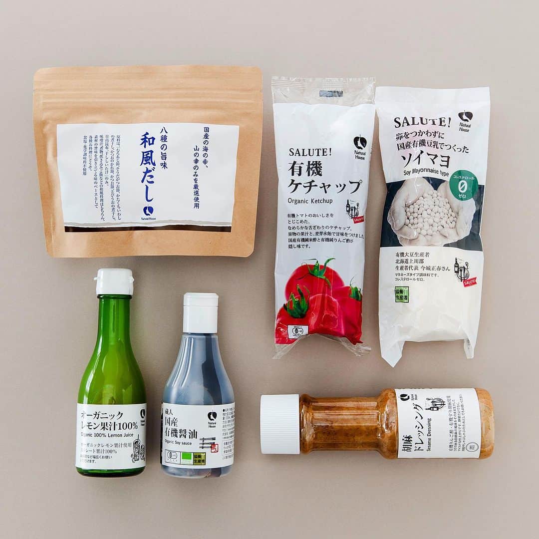 Hanako公式さんのインスタグラム写真 - (Hanako公式Instagram)「素材の持ち味を生かした調味料は、どれも体に優しい🌽﻿ ﻿ 📍Natural House﻿ 1978年に創業した〈Natural House〉は、日本におけるオーガニックスーパーの先駆け。オーガニック・ローカル・サステナブルを掲げ、持続可能な循環型社会を目指している。店頭には協働生産者と厳選した産地・栽培方法が明確な原料を使い、伝統的な製法で作ったオリジナル商品も多く並ぶ。「プレミアムシリーズ」も同じく、協働生産者の農産物で作る「大地の想い」など7カテゴリーで多彩なオーガニックライフを提案。加工品やベビーフードもそろえるが、特に調味料は私たちの生活に欠かせないもの。素材と向き合って丁寧に作られた品々は、料理のおいしさをあと押ししてくれる。﻿ ﻿ （左上から時計回りに）﻿ 🍲「NH八種の旨味和風だし」食塩・化学調味料を使わず、むろあじ節や日高昆布など8品の旨味を凝縮。﻿ ﻿ 🍅「NH有機ケチャップ（砂糖不使用タイプ）」舌触りがよく味わい深い一品は、料理のアクセントに◎。﻿ ﻿ 🥑「ナチュラルハウスの胡麻ドレッシング」有機栽培のゴマを鰹節などのだしで仕上げた濃厚な一本。﻿ ﻿ 🥚「NHソイマヨ」協働生産者の国産有機大豆を使用。卵不使用、コレステロールもゼロ。﻿ ﻿ 🍣「NH国産有機醤油」兵庫の醤油蔵〈大徳醤油〉で1年以上熟成。﻿ ﻿ 🍋「NHオーガニックレモン果汁100％」きゅっと心地いい苦味があとを引く。料理やドリンクに。﻿ ﻿ 【#Hanako1191_もっと知りたいスーパーマーケット】﻿ #Hanako #Hanako_magazine #スーパーマーケット #スーパー巡り #おうちカフェ #おうちごはん #料理記録 #カフェ巡り #喫茶店巡り #おうち時間 #簡単レシピ #丁寧な暮らし#料理記録 #プライベートブランド #NaturalHouse #ナチュラルハウス #有機野菜 #無添加調味料 #オーガニック食材 #レトルトスープ﻿」12月2日 17時56分 - hanako_magazine