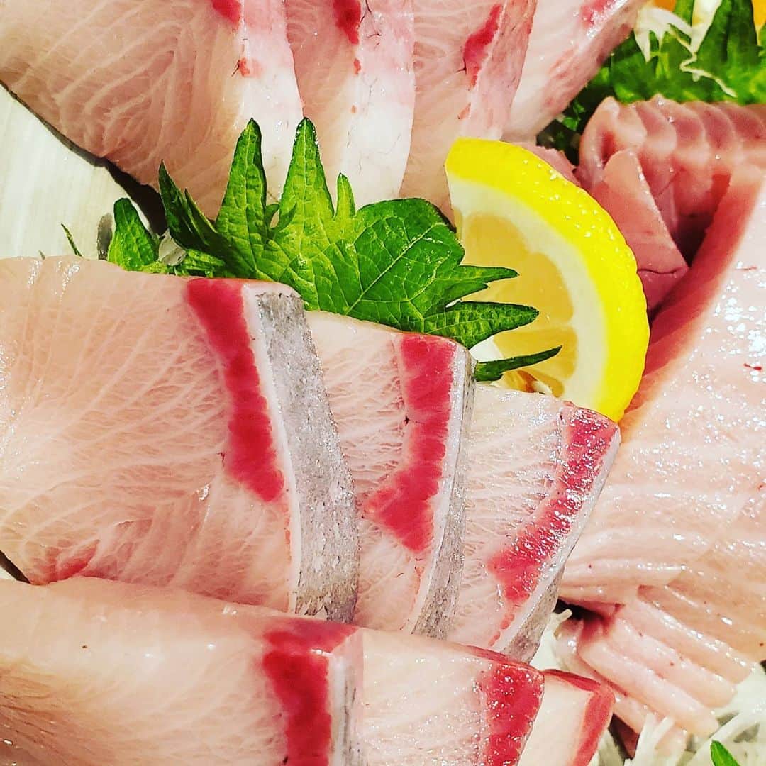 金本浩二のインスタグラム：「神戸で🐟刺身が美味しいといえば😋絶対にココ❗しかし、どこかは言いません😓人が増えるのは店的には良くても、自分的には嫌なので...😅このブリ見てん💦めっちゃ歯ごたえあるし、厚みが凄い‼️」