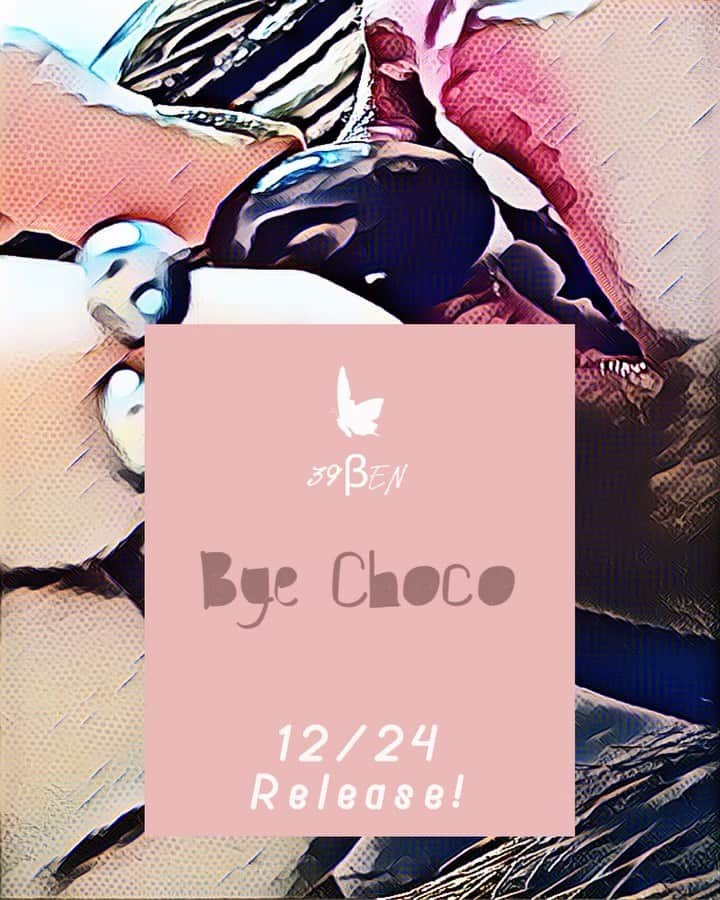 恋愛未満のインスタグラム：「お知らせ🍫 @39ben.music の 新曲『Bye choco』 12/24にリリースが決まりました！ クリスマスプレゼントとして お届け出来たらいいなと思ってます🎁  〈配信ライブも12/20 20:00〜 インスタで開催します！〉  今年はライブが出来なかった分、 配信ライブで39βENの紹介や 楽曲についてお話しできたらと☺︎ 初めてのことだらけで どきどきですが、 素敵な時間が過ごせたらなぁと思います！ ぜひよろしくお願いします！」