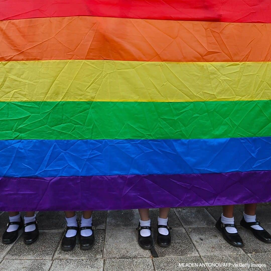 ABC Newsさんのインスタグラム写真 - (ABC NewsInstagram)「Students stand behind a rainbow flag in support of the LGBTQ movement during a "Bad Student" protest outside the Ministry of Education in Bangkok, Thailand on December 1, 2020. #lgbtq🌈 #bangkok #thailand #protest」12月2日 18時00分 - abcnews