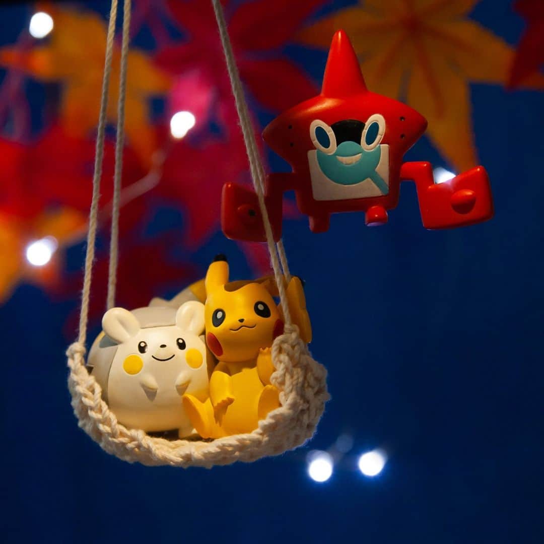 のインスタグラム：「【今日のピカチュウ】 ハンモックでひとやすみ😊 何をお話しているのかな❓🌛 #pikachu #rotom #togedemaru #pokemon #pikachu_snap #photooftheday #hammock #talking #nap #ピカチュウ #ロトム #トゲデマル #ポケモン #ハンモック #おしゃべり #ひとやすみ」