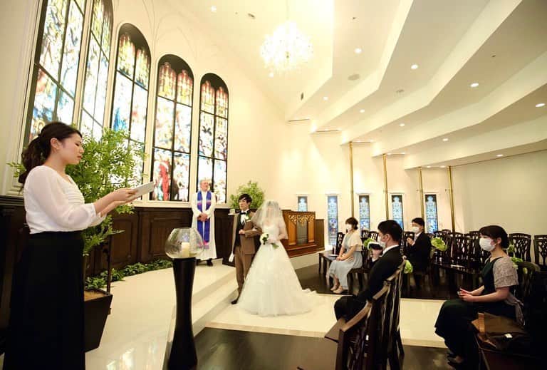 スマ婚/オフィシャルアカウントさんのインスタグラム写真 - (スマ婚/オフィシャルアカウントInstagram)「ステンドグラスから差し込む光が厳かな印象に⛪️ こちらのチャペルはスマ婚提携会場の #ウェディングヒル東京ベイ幕張 のガーデンチャペル🌲 正統派な挙式をお考えのおふたりにおすすめです✨   ・・・ スマ婚は 「日本中の結婚式を、安く、美しく」をコンセプトに 安く上質な結婚式が挙げられるプロデュースサービスです🕊  お問い合わせは @smakon_official  プロフィールTOPのURLよりご連絡いただくか お気軽にお電話ください☎  #スマ婚 #結婚式 #プレ花嫁 #式場探し #式場迷子 #プレ花嫁準備 #結婚式準備 #披露宴演出 #結婚式場選び #プレ花嫁さんと繋がりたい #全国の花嫁さんと繋がりたい #2020秋婚 #2020冬婚 #2021春婚 #2021夏婚 #2021秋婚 #関東花嫁 #東海花嫁 #関西花嫁 #千葉花嫁 #スマ婚花嫁 #スマ婚レポ #卒花嫁レポ #結婚式準備レポ #卒花レポ #ウェディング #挙式演出 #挙式レポ #挙式のみ」12月2日 18時00分 - smakon_official