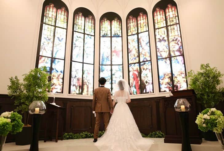 スマ婚/オフィシャルアカウントのインスタグラム：「ステンドグラスから差し込む光が厳かな印象に⛪️ こちらのチャペルはスマ婚提携会場の #ウェディングヒル東京ベイ幕張 のガーデンチャペル🌲 正統派な挙式をお考えのおふたりにおすすめです✨   ・・・ スマ婚は 「日本中の結婚式を、安く、美しく」をコンセプトに 安く上質な結婚式が挙げられるプロデュースサービスです🕊  お問い合わせは @smakon_official  プロフィールTOPのURLよりご連絡いただくか お気軽にお電話ください☎  #スマ婚 #結婚式 #プレ花嫁 #式場探し #式場迷子 #プレ花嫁準備 #結婚式準備 #披露宴演出 #結婚式場選び #プレ花嫁さんと繋がりたい #全国の花嫁さんと繋がりたい #2020秋婚 #2020冬婚 #2021春婚 #2021夏婚 #2021秋婚 #関東花嫁 #東海花嫁 #関西花嫁 #千葉花嫁 #スマ婚花嫁 #スマ婚レポ #卒花嫁レポ #結婚式準備レポ #卒花レポ #ウェディング #挙式演出 #挙式レポ #挙式のみ」
