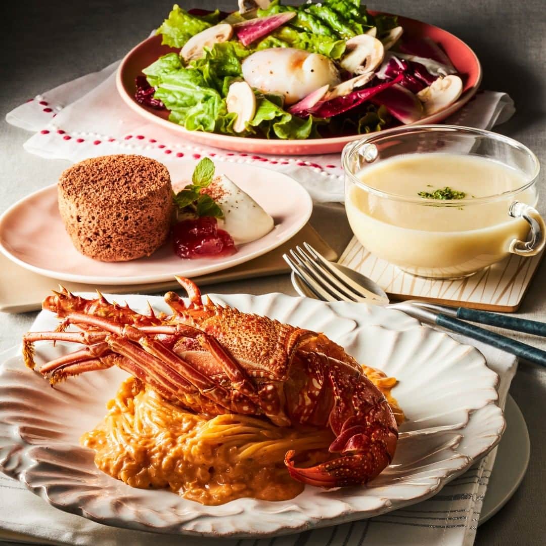 のインスタグラム：「～手作りを通して私たちにできること～ 「受講して応援、食べて応援」 . ABC初！ロブスターを使ったメニューでフードロス削減！ . 新型コロナウイルスの感染拡大の影響を受け、観光業界、インバウンド業界は大打撃をうけています。withコロナ時代「フードロス削減」というSDGsの観点から「食」に携わる企業として、ABC初！ロブスターを使ったメニューを開発しました。 . 「受講して応援、食べて応援」 しながら食品ロスを削減できます。皆さまに受講していただき、観光業、生産者の皆さまを応援しましょう！「キッチンから世界を変える」という使命のもと、今後も社員一丸となってSDGsの取り組みを進めていきます。 . 12月バリエーションクラスのCメニュー！ 【ロブスターを半身使用！作って食べて大満足のごほうびディナー】 ABC初！大きなロブスターを使った、旨味たっぷりのビスク風ソースをからめていただくパスタは、年末のごちそうにもぴったり！マッシュルームと温泉卵をトッピングしたサラダは、香り豊かなトリュフオイルと岩塩をふっていただきます。冷製ポタージュとココア生地のケーキも添え、とっておきのディナーを楽しみましょう。 . . ◆ロブスターのビスク風パスタ ◆マッシュルームと温泉卵のサラダ ◆ヴィシソワーズ ◆ショコラケイク . . ABC Cooking Studioでは「⾷」でおうち時間を応援するコンテンツをたくさんご紹介しています！ . 詳細はプロフィールから↓ . @abccookingofficial . . #abccooking #abcクッキング #世界中に笑顔のあふれる食卓を #キッチンから世界を変える #bringingsmilestodiningtablesallaroundtheworld #withme #stayhomeabc #家で一緒にやってみよう #ABC作ってみた #ていねいな暮らし #おうち時間 #おうちごはん #とっておきディナー #年末のごちそう #ごほうびディナー #オンラインレッスン #ロブスター #ABC初 #トリュフオイル #ロブスターのビスク風パスタ #マッシュルームと温泉卵のサラダ #ヴィシソワーズ #ショコラケイク #クリスマスにぴったり #バリエーションクラス  #手作りを通して私たちにできること #受講して応援 #食べて応援 #フードロス削減 #SDGs」