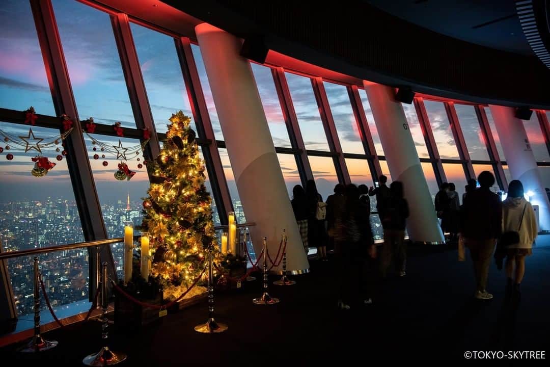 TOBU RAILWAY（東武鉄道）さんのインスタグラム写真 - (TOBU RAILWAY（東武鉄道）Instagram)「. . 🚩TOKYO SKYTREE - Tokyo . . [Visit TOKYO SKYTREE during the Christmas season!]  . This year is almost over and it`s about to break into the Christmas Season.  You can feel the arrival of Christmas at TOKYO SKYTREE, where Christmas ornaments have decorated the observatory since November 6 (Fri).  At night, the limited Christmas program will be shown at the "SKYTREE ROUND THEATER®," which uses the glass of the TEMBO DECK (Floor 350) windows as a huge screen.  November 6th (Fri.) -December 25th (Fri.), 2020 Screening time: 05:30 pm / 07:00 pm / 07:45 pm Please enjoy the TOKYO SKYTREE during the Christmas season. . . #visituslater #stayinspired #nexttripdestination . . . #tokyoskytree #asakusa #tokyotrip #tokyo_japan #tokyonight #japantrip #discoverjapan #travelgram #tobujapantrip #unknownjapan #jp_gallery #visitjapan #japan_of_insta #art_of_japan #instatravel #japan #instagood #travel_japan #exoloretheworld #ig_japan #explorejapan #travelinjapan #beautifuldestinations #japan_vacations #beautifuljapan #japanexperience #tokyo」12月2日 18時00分 - tobu_japan_trip