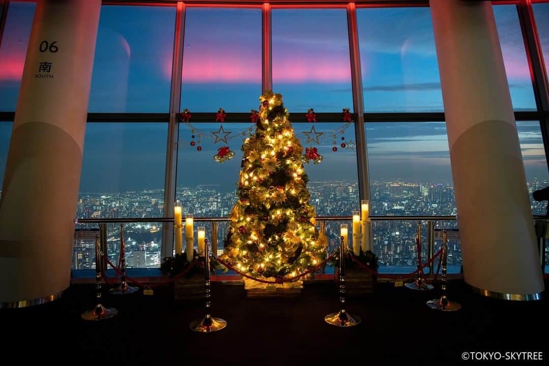 TOBU RAILWAY（東武鉄道）さんのインスタグラム写真 - (TOBU RAILWAY（東武鉄道）Instagram)「. . 🚩TOKYO SKYTREE - Tokyo . . [Visit TOKYO SKYTREE during the Christmas season!]  . This year is almost over and it`s about to break into the Christmas Season.  You can feel the arrival of Christmas at TOKYO SKYTREE, where Christmas ornaments have decorated the observatory since November 6 (Fri).  At night, the limited Christmas program will be shown at the "SKYTREE ROUND THEATER®," which uses the glass of the TEMBO DECK (Floor 350) windows as a huge screen.  November 6th (Fri.) -December 25th (Fri.), 2020 Screening time: 05:30 pm / 07:00 pm / 07:45 pm Please enjoy the TOKYO SKYTREE during the Christmas season. . . #visituslater #stayinspired #nexttripdestination . . . #tokyoskytree #asakusa #tokyotrip #tokyo_japan #tokyonight #japantrip #discoverjapan #travelgram #tobujapantrip #unknownjapan #jp_gallery #visitjapan #japan_of_insta #art_of_japan #instatravel #japan #instagood #travel_japan #exoloretheworld #ig_japan #explorejapan #travelinjapan #beautifuldestinations #japan_vacations #beautifuljapan #japanexperience #tokyo」12月2日 18時00分 - tobu_japan_trip