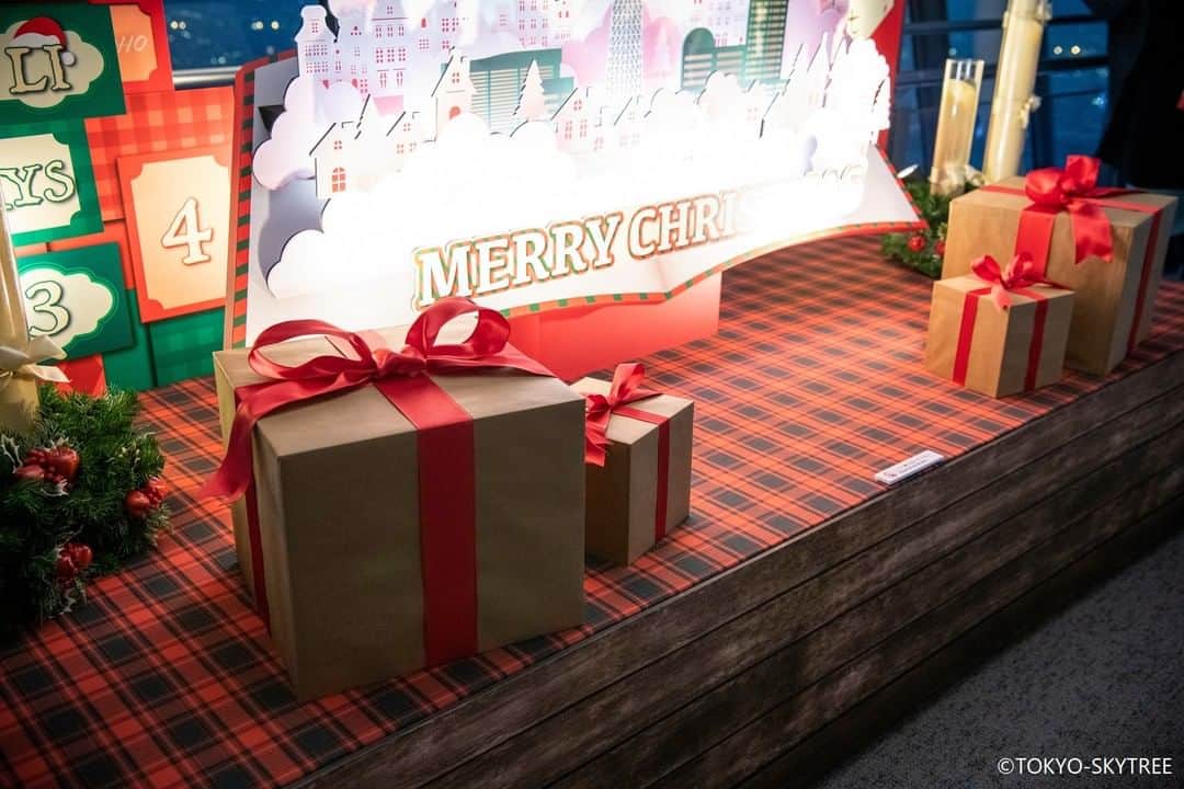 TOBU RAILWAY（東武鉄道）さんのインスタグラム写真 - (TOBU RAILWAY（東武鉄道）Instagram)「. . 🚩TOKYO SKYTREE - Tokyo . . [Visit TOKYO SKYTREE during the Christmas season!]  . This year is almost over and it`s about to break into the Christmas Season.  You can feel the arrival of Christmas at TOKYO SKYTREE, where Christmas ornaments have decorated the observatory since November 6 (Fri).  At night, the limited Christmas program will be shown at the "SKYTREE ROUND THEATER®," which uses the glass of the TEMBO DECK (Floor 350) windows as a huge screen.  November 6th (Fri.) -December 25th (Fri.), 2020 Screening time: 05:30 pm / 07:00 pm / 07:45 pm Please enjoy the TOKYO SKYTREE during the Christmas season. . . #visituslater #stayinspired #nexttripdestination . . . #tokyoskytree #asakusa #tokyotrip #tokyo_japan #tokyonight #japantrip #discoverjapan #travelgram #tobujapantrip #unknownjapan #jp_gallery #visitjapan #japan_of_insta #art_of_japan #instatravel #japan #instagood #travel_japan #exoloretheworld #ig_japan #explorejapan #travelinjapan #beautifuldestinations #japan_vacations #beautifuljapan #japanexperience #tokyo」12月2日 18時00分 - tobu_japan_trip