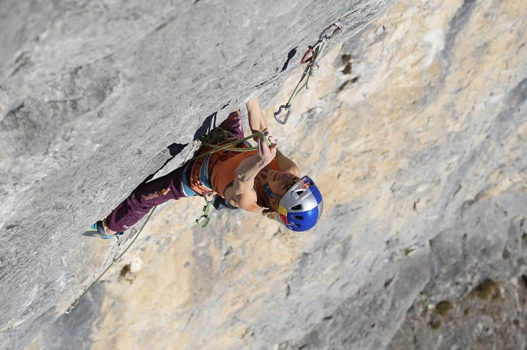 アンジェラ・アイターのインスタグラム：「My rope is an imperative tool and in constant use during the outdoor season. How to store it properly during the off-season?  • Don’t hang it on one of its coils or leave it permanently in a car. Also keep it away from direct sunlight, chemicals, heat and any sources of mechanical damage. • Ideally store it in a dry, dark, cool place neatly coiled up in a rope bag. • 📸 @bernieruech //: @ferienregionimst Nassereith  • #verleihtflügel @lasportivagram @team_edelrid #knowledgebase」