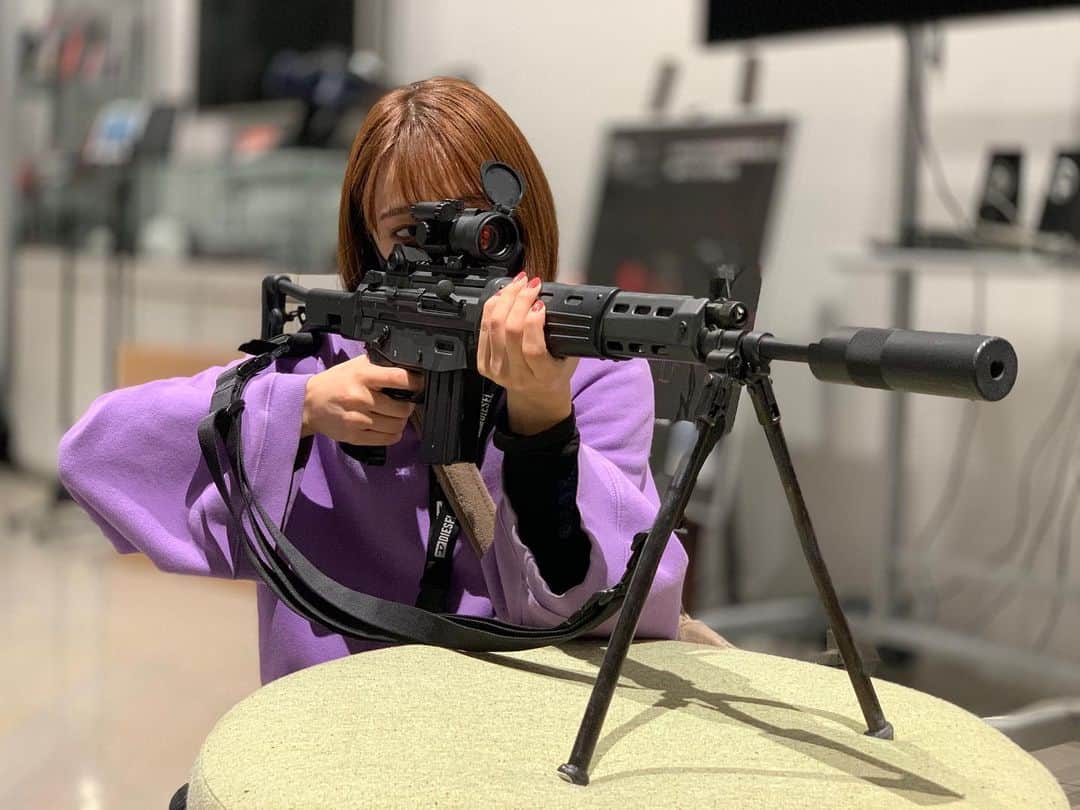 のインスタグラム：「事務所にあったスナイパーに興奮🤤  ほんとは床に寝そべってやりたかったけど事務所の廊下で転がるわけにはいかず、残念☹️」