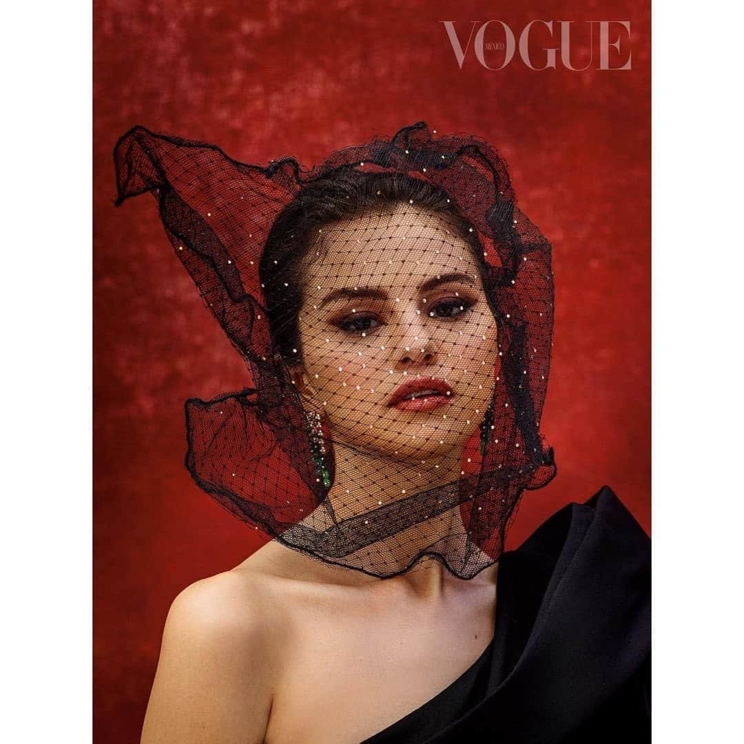 ピアーズアトキンソンさんのインスタグラム写真 - (ピアーズアトキンソンInstagram)「@selenagomez wearing #piersatkinson constellated and wired veil for @voguemexico. Available @theresidencyexperience . Styled by @yashuasimmons . #selenagomez #piersatkinson #voguemexico #theresidencyexperience」12月2日 18時06分 - piersatkinson