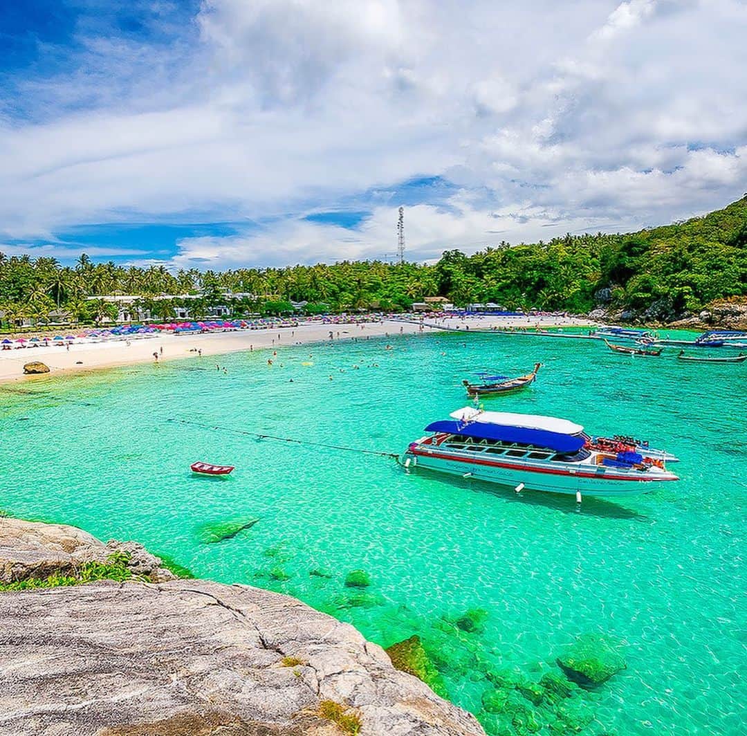 タイ国政府観光庁さんのインスタグラム写真 - (タイ国政府観光庁Instagram)「・﻿ ／⠀﻿ タイでどこ行く❓何する❓⠀﻿ 今週の注目スポットは...🇹🇭✨⠀﻿ ＼⠀﻿ ﻿ 🌟今月のテーマ：タイの人気観光地﻿ 📍プーケット﻿ ⠀﻿ 今週は、世界屈指のビーチリゾート「プーケット」に注目👀✨﻿ ﻿ タイ南部に位置するプーケットは、アンダマン海に面するタイ最大の島💁﻿ エメラルドグリーンに輝く海と美しい白砂のビーチから、「アンダマン海の真珠」とも称される場所です👏✨﻿ ﻿ バトンビーチやバンタオビーチなど、多数のビーチ＆リゾート施設を有しており、﻿ ダイビングやマリンアクティビティにも、もってこい🤿💙﻿ ﻿ シノポルトガル様式のレトロな街並みが広がる中心街・プーケット・タウンは、﻿ フォトジェニックなスポットとしても近年注目を集めています📸💕﻿ ﻿ ＜アクセス＞﻿ バンコクから飛行機で約1時間20分✈️﻿ ﻿ #タイ #プーケット #プーケット島 #プーケットタウン #タイビーチ #絶景ビーチ #タイリゾート #南の島 #リゾート #海外リゾート #こんなタイ知らなかった #もっと知りタイ #はじめてのタイ #タイ旅行 #プーケット旅行 #旅好きな人と繋がりたい #旅行好きな人と繋がりたい #海外旅行 #thailand #phuket  #phukettrip #thaibeach #instabeach #hiddengems #amazingthailand #thailandtravel #thailandtrip #thai  #thaistagram  #lovethailand」12月2日 18時16分 - amazingthailandjp