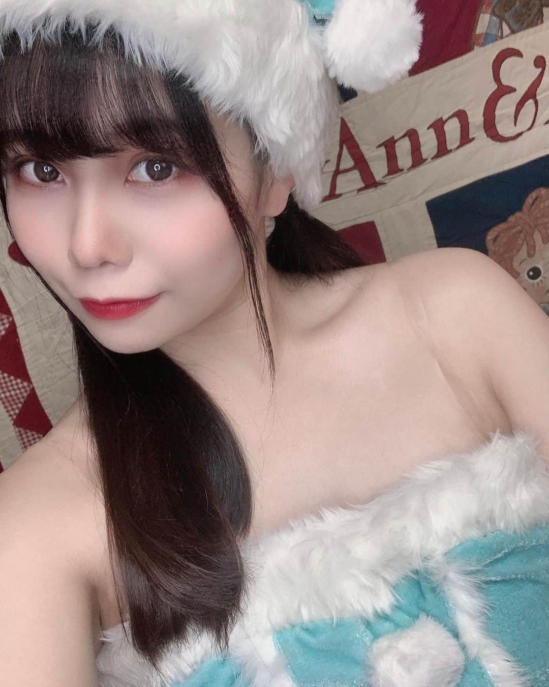 一木望未のインスタグラム：「今日は通販でご予約いただいた方への﻿ サンタコスチュームで写真撮ってました😊﻿ ﻿ 赤のサンタをTwitterにあげたので﻿ こちらには水色サンタを載せます(*´꒳`*)﻿ ﻿ 今年は会える機会が減って寂しい思いを﻿ お互いにしたと思うけど…﻿ その分会える日があったら﻿ その一日を今まで以上に大事に思ったり﻿ オンラインでのやり取りが増えて﻿ 仲が深まったりした一年だったのかなと。﻿ ﻿ ﻿ ライブが出来ていないし﻿ ライブには行けていないし﻿ 制限されてばっかりだったけど﻿ 一年があっという間だったなぁ🤔💭﻿ ﻿ 皆様はどんな一年に感じましたか？﻿ ﻿  今日から我が家はクリスマス一色…？？？  #一木望未 #みみぴょん #色々思い返す一年 #でした #クリスマス #サンタ #コスプレ #アイドル #idol #SEVEN4 #早く会いたい」