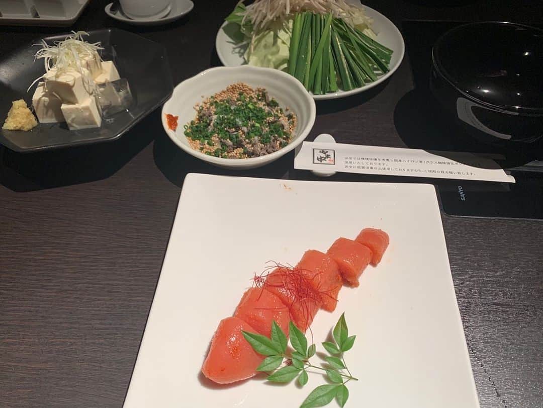 田中れいなさんのインスタグラム写真 - (田中れいなInstagram)「. じーつーは❗️❗️ ちょっと前に地元福岡に帰っておりました😍👐🏻  小学校からの親友と もつ鍋食べたよ♡ もうね〜この親友ちゃんはね〜 顔もかわいいスタイルも良し 頭良い☝🏻🥸 最高の女の子❤️  そしてねー このもつ鍋屋さん初めて行ったけどお店キレイやし もつ鍋もおいしいし もう最高っっ✊🏻💞  福岡の赤坂店の【やま中】って お店です⸜（⍥）⸝♡  最高ばっかり！ やっぱり福岡好きすぎる。 *☼*―――――*☼*――――― #福岡 #地元 #もつ鍋 #明太子 #赤坂 #やま中  #また帰りたい福岡 #福岡グルメ  #福岡もつ鍋  #photo #Instagram #instagram」12月2日 18時09分 - tanakareina.lovendor