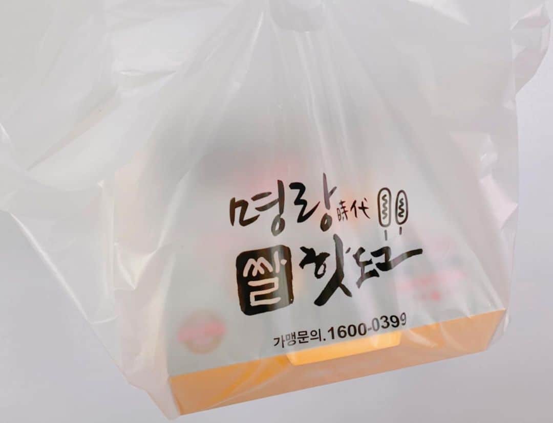 とぎもちさんのインスタグラム写真 - (とぎもちInstagram)「.﻿ 【韓国】﻿ 韓国のハットグチェーン店﻿ ミョンランハットグの休憩所セット！﻿ ﻿ 人気のチーズハットグや﻿ チーズボール、ソトクソトク💕﻿ ﻿ ミョンランハットグのチーズボール﻿ 想像以上の美味しさでした😳💓💓﻿ ﻿ サックサク生地に中甘いチーズ﻿ これめちゃくちゃおすすめ！﻿ .﻿ #ミョンランハットグ #チーズハットグ #ハットグ #カムジャハットグ #休憩所セット #韓国ハットグ #韓国 #ミョンランチーズボール #명랑핫도그 #명랑치즈볼 #핫도그 #치즈핫도그 #감자통모짜핫도그 #명랑소떡소떡 #ソトクソトク #チーズボール  #먹스타그램 #토기모치 #とぎもちkorea #토기모치mukbang #먹방 #とぎもちミョンランハットグ #ミョンランチーズボール #とぎもちハットグ」12月2日 18時09分 - togistagram