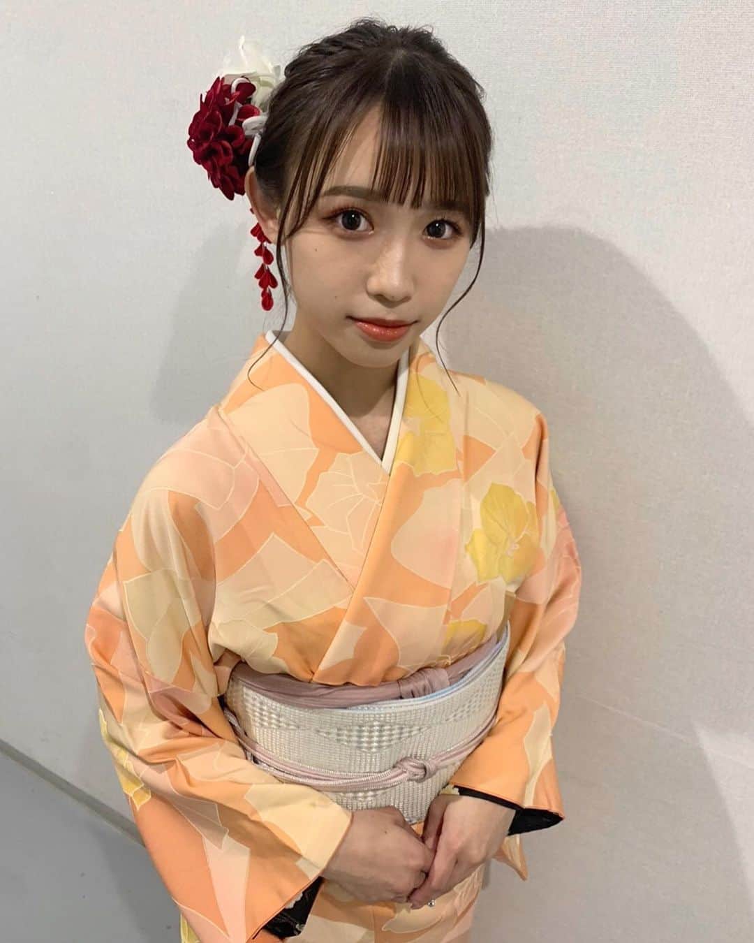 のインスタグラム：「ファイナルイベントでの GIFT(自己PR)の前半は、茶道をしました🍵🍃  中高6年間 茶道部に所属していたので お点前をさせていただきました！  母の着物を借りて 着付けも母にしてもらいました👘💭  私のこういう姿、 人前で見せたことがなかったので緊張したけど、 普段と違う私を見せることができてよかったです🤍 . 後半は次の投稿で…♪  #ミス関学 #関学 #ミスキャンパス関西学院」