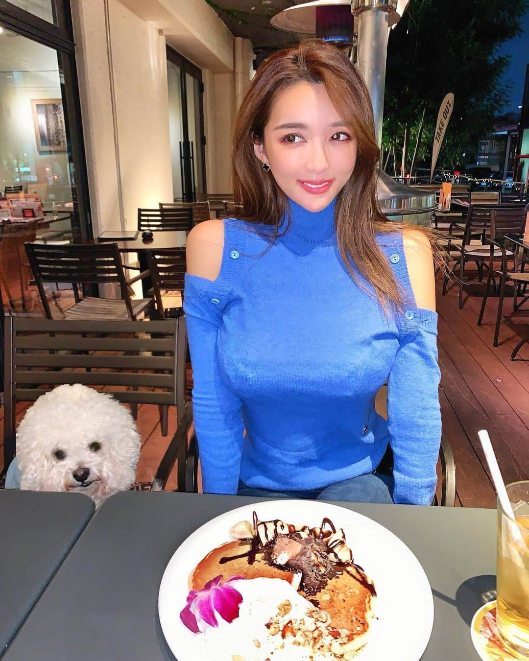 濱野りれさんのインスタグラム写真 - (濱野りれInstagram)「The park and cafe with my🐶 I desire to eat some sweets when it's cold😋 They look soo happy to be taken outside♥️ @emiliopucci  . . 寒いと甘いもの食べたくなるね😋♥️ わんちゃんと公園デートしにきたよ💕 肩出しニットはセレクトショップ @viabusstop で買ったプッチ💙 . . #emiliopucci #pucci #cafetime #cafestagram #café #bluevibes #knitfashion #takeawalk #walktime #doglife #doglifestyle #カフェ #カフェ巡り #エミリオプッチ #プッチ #ニット #ニットコーデ #パンケーキ #わんことお出かけ #お散歩」12月2日 18時11分 - riregram