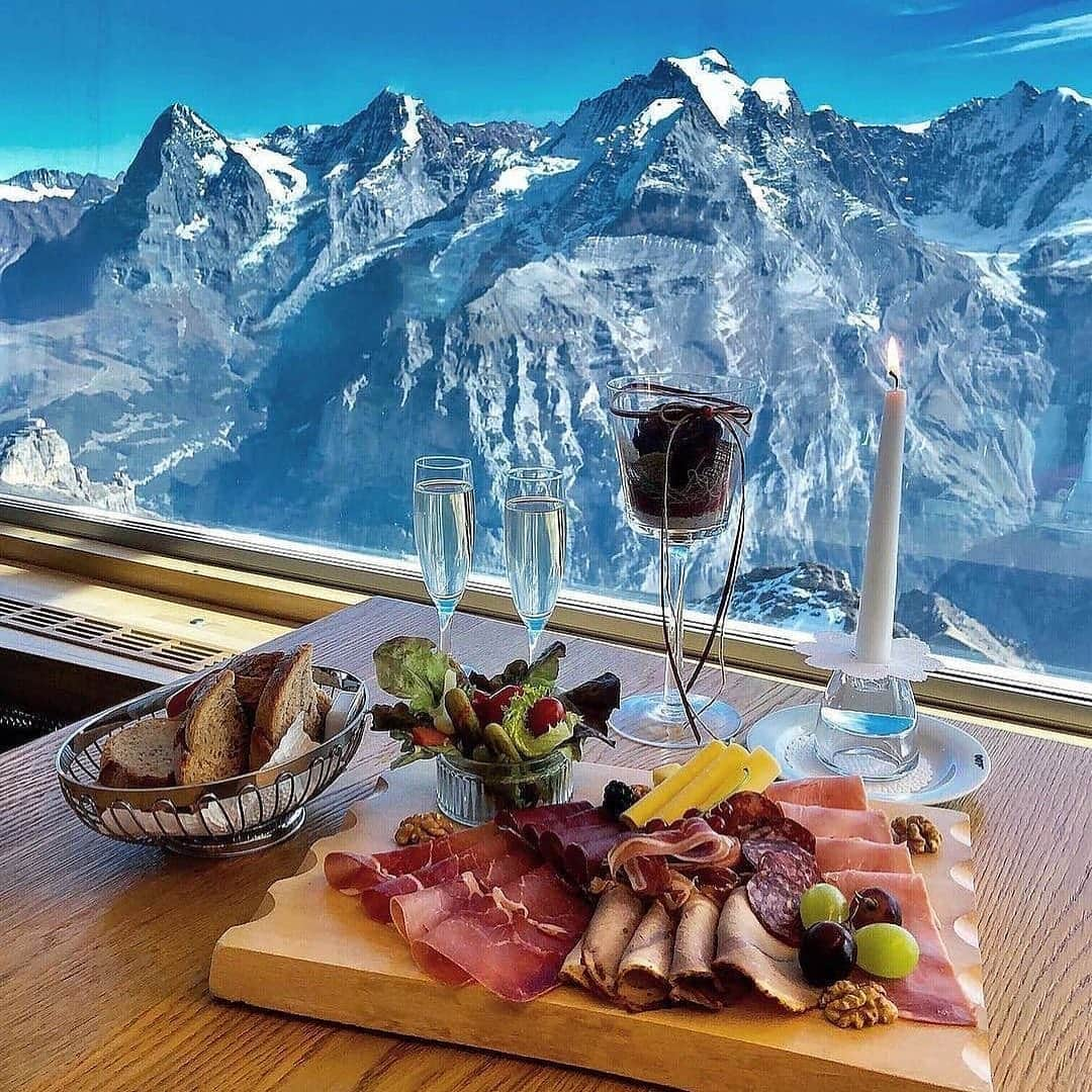 BeStylishのインスタグラム：「A brunch with a beautiful view in the Swiss Mountains 😍🇨🇭 With who would you eat here? 👇🏼 - cc: @swissmountainview - More inspiration: @bestylish x @home」