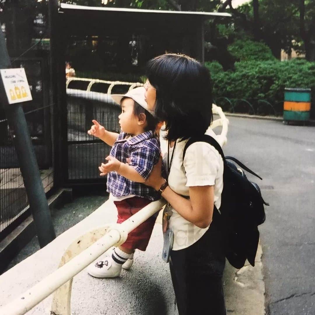 のインスタグラム：「Happy birthday mama!!! You’re the real hero in my life.  miss you n love you everyday:) 23日のLIVE×ONLINE楽しみにしてて🤘  3枚目はちょうど1年前にインドネシアに行った時に現地のファンの方が”MASAママお誕生日おめでとう”と書かれたボードを作ってくれていてママに送った写真😂🇮🇩」