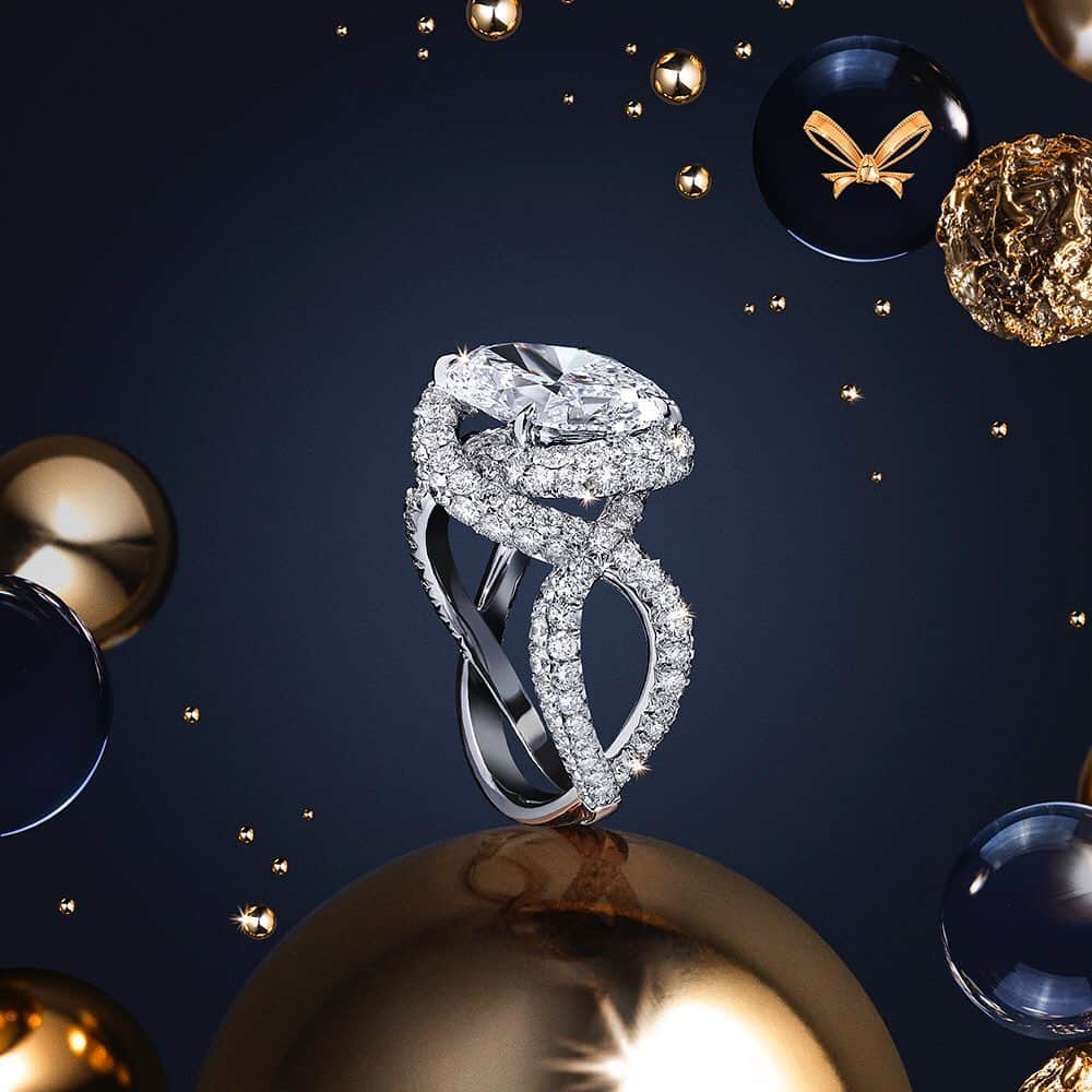 Chaumetさんのインスタグラム写真 - (ChaumetInstagram)「This holidays, get into the Christmas spirit with the Maison’s 12 precious symbols: the Chaumet bow, symbol of affection. The bow represents the unwavering bond that unites two people, drawing their destinies closer together. A contemporary reinterpretation of the sentimental jewel, the Liens collection celebrates life’s precious moments. From our feminine Liens Séduction pieces to Jeux de Liens Harmony engravable medallions and the Liens d’Amour splendid rings, Chaumet’s timeless Liens creations are the perfect meaningful present for a loved one. #Chaumet #ChaumetSeason #ChaumetSymbols #ChaumetWishlist」12月2日 18時25分 - chaumetofficial