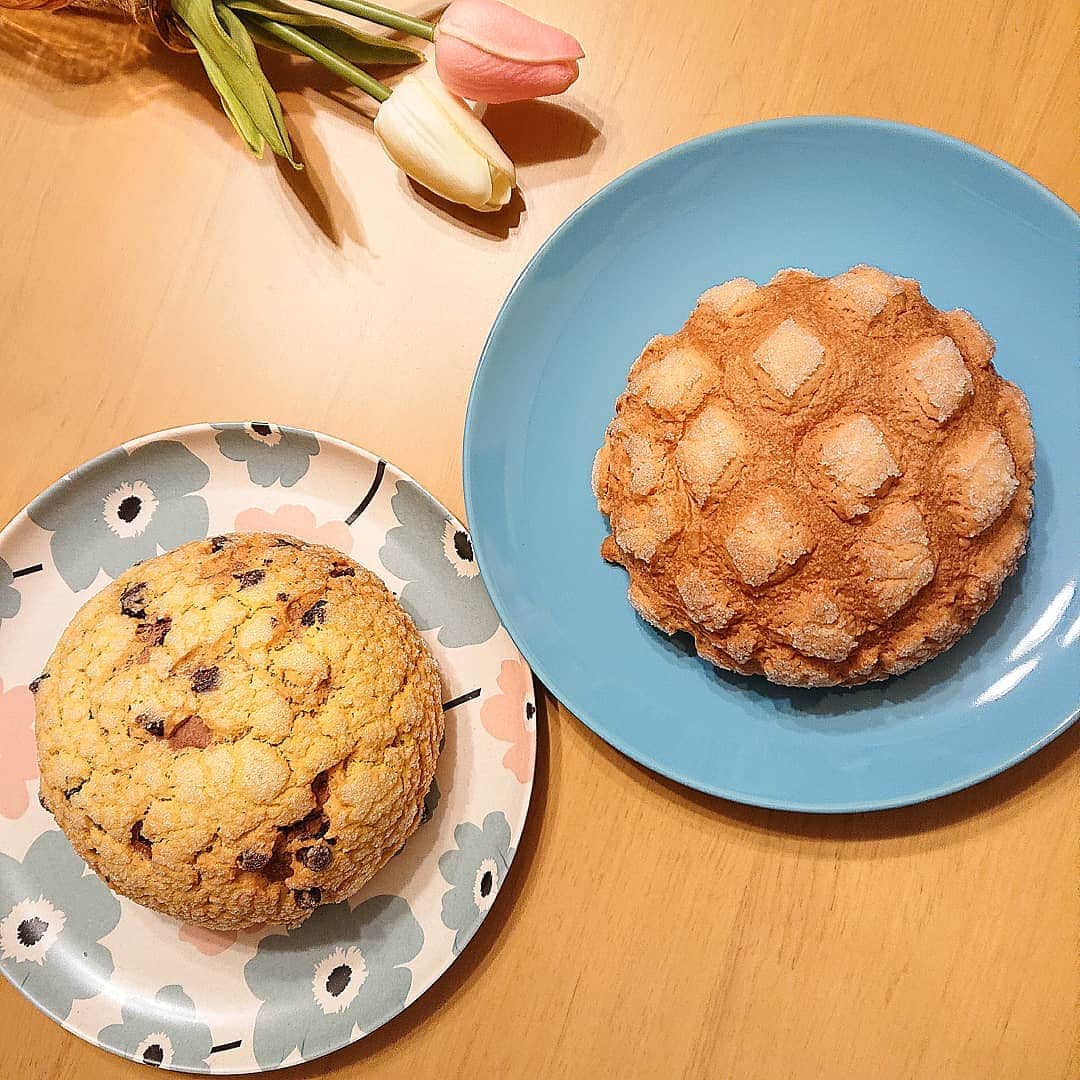 五月女璃奈のインスタグラム：「"あの"メロンパン🍈🥐をついに購入 : : ((#メロンパン #パン屋 )) : あのメロンパン味とチョコバナナ味どちらも美味しくて、 他の味もぜひ食べてみたい^^💓」