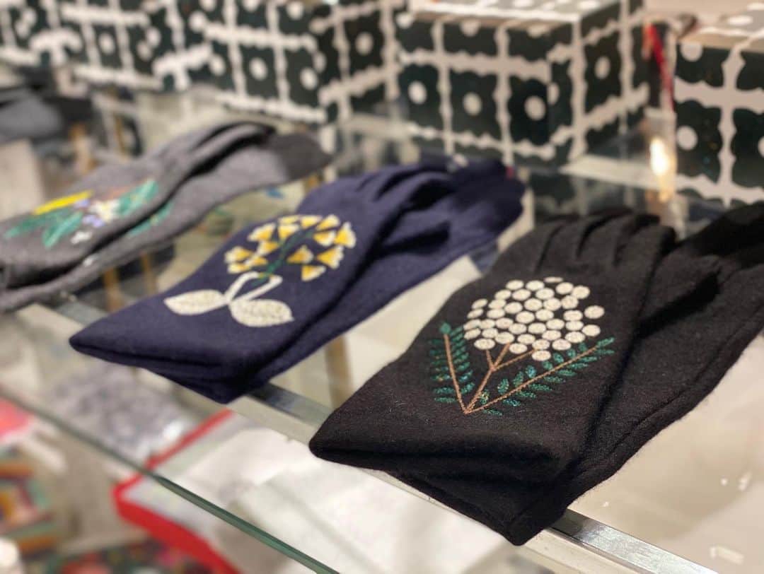 ISETAN PARK netさんのインスタグラム写真 - (ISETAN PARK netInstagram)「【心温まるほっこりギフト🎁】  今年はたくさんの変化があった一年。 大切な方に、頑張った自分に、心温まるギフトはいかがですか？ クリスマスステーションでは、思わず誰かにあげたくなるような、手づくりのぬくもりを感じさせるアイテムが揃っています。  心を込めて贈るギフトに想いをのせて、ほっこりするギフトでクリスマスをお迎えしましょう🎄🧶  【手のぬくもりの贈り物】 ■開催中～12月8日(火) ■本館5階 センターパーク ザ・ステージ＃5  本イベント情報は @isetan_shinjuku ストーリ－「POP UP」またはこちら▼ https://www.isetan.mistore.jp/shinjuku/shops/living/park/shopnews_list/shopnews0651111.html  マカベアリス @alice_makabe 安原ちひろ @cihir0y トロワトン @troistemps 氷室友里 @himuroyuri  @life_design_isetanshinjuku #手のぬくもり #手のぬくもりの贈り物 #クリスマスギフト選び #ギフト選び #クリスマスプレゼント選び #手しごと #クラフト市 #刺繍作家 #手づくりギフト #手づくりプレゼント #おしゃれギフト#プレゼントにオススメ #マカベアリス #chihiroyasuhara #troistemps #yurihimuro #isetan #isetanshinjuku #イセタン #伊勢丹 #伊勢丹新宿 #伊勢丹新宿店 #伊勢丹クリスマス #クリスマスステーション #クリスマスステーション2020」12月2日 18時20分 - isetan_shinjuku