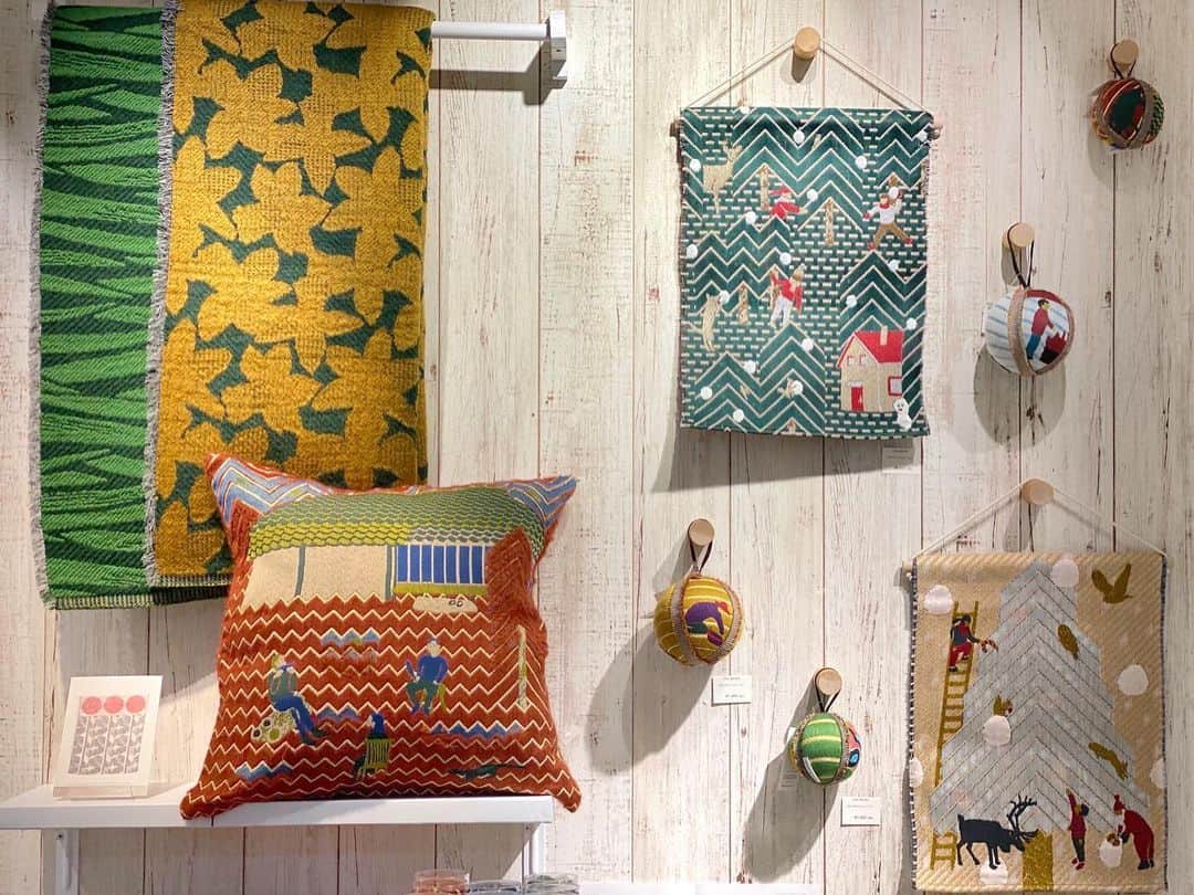 ISETAN PARK netさんのインスタグラム写真 - (ISETAN PARK netInstagram)「【心温まるほっこりギフト🎁】  今年はたくさんの変化があった一年。 大切な方に、頑張った自分に、心温まるギフトはいかがですか？ クリスマスステーションでは、思わず誰かにあげたくなるような、手づくりのぬくもりを感じさせるアイテムが揃っています。  心を込めて贈るギフトに想いをのせて、ほっこりするギフトでクリスマスをお迎えしましょう🎄🧶  【手のぬくもりの贈り物】 ■開催中～12月8日(火) ■本館5階 センターパーク ザ・ステージ＃5  本イベント情報は @isetan_shinjuku ストーリ－「POP UP」またはこちら▼ https://www.isetan.mistore.jp/shinjuku/shops/living/park/shopnews_list/shopnews0651111.html  マカベアリス @alice_makabe 安原ちひろ @cihir0y トロワトン @troistemps 氷室友里 @himuroyuri  @life_design_isetanshinjuku #手のぬくもり #手のぬくもりの贈り物 #クリスマスギフト選び #ギフト選び #クリスマスプレゼント選び #手しごと #クラフト市 #刺繍作家 #手づくりギフト #手づくりプレゼント #おしゃれギフト#プレゼントにオススメ #マカベアリス #chihiroyasuhara #troistemps #yurihimuro #isetan #isetanshinjuku #イセタン #伊勢丹 #伊勢丹新宿 #伊勢丹新宿店 #伊勢丹クリスマス #クリスマスステーション #クリスマスステーション2020」12月2日 18時20分 - isetan_shinjuku
