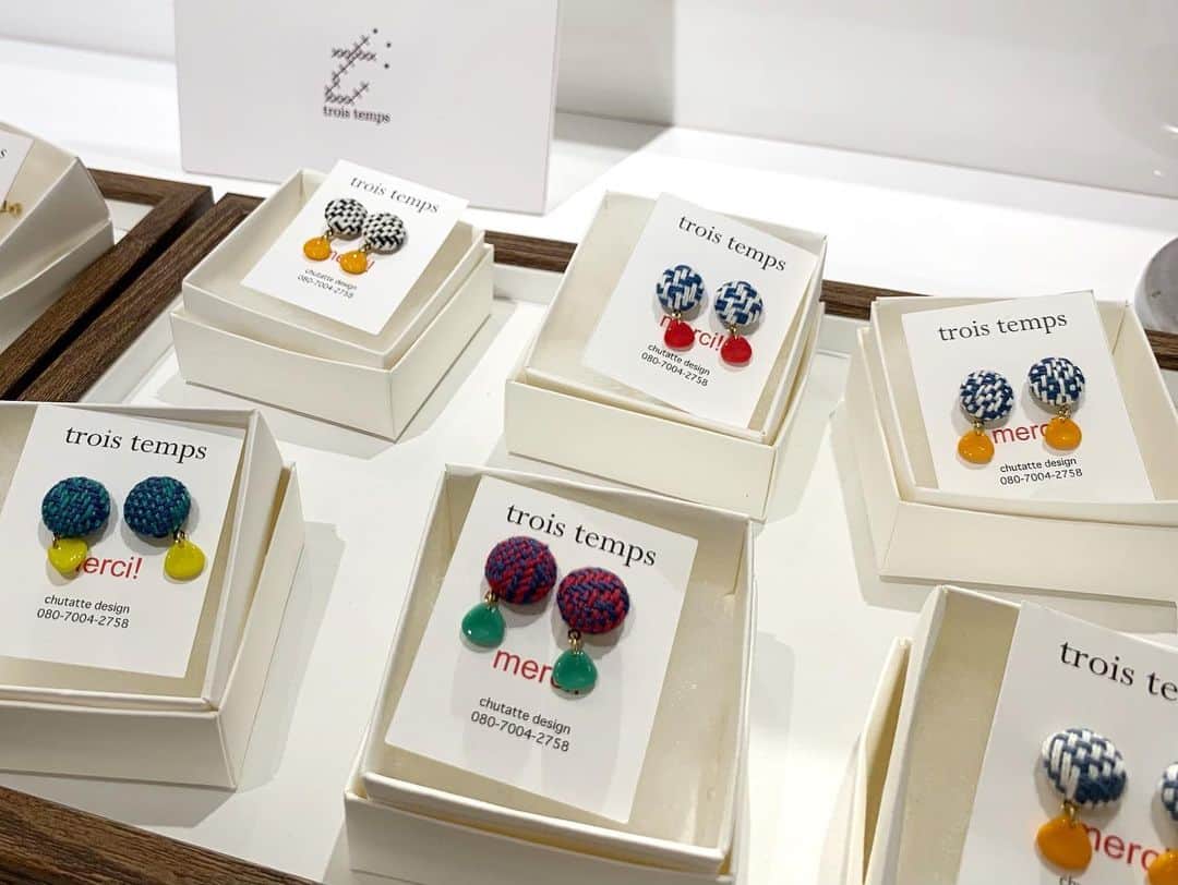 ISETAN PARK netさんのインスタグラム写真 - (ISETAN PARK netInstagram)「【心温まるほっこりギフト🎁】  今年はたくさんの変化があった一年。 大切な方に、頑張った自分に、心温まるギフトはいかがですか？ クリスマスステーションでは、思わず誰かにあげたくなるような、手づくりのぬくもりを感じさせるアイテムが揃っています。  心を込めて贈るギフトに想いをのせて、ほっこりするギフトでクリスマスをお迎えしましょう🎄🧶  【手のぬくもりの贈り物】 ■開催中～12月8日(火) ■本館5階 センターパーク ザ・ステージ＃5  本イベント情報は @isetan_shinjuku ストーリ－「POP UP」またはこちら▼ https://www.isetan.mistore.jp/shinjuku/shops/living/park/shopnews_list/shopnews0651111.html  マカベアリス @alice_makabe 安原ちひろ @cihir0y トロワトン @troistemps 氷室友里 @himuroyuri  @life_design_isetanshinjuku #手のぬくもり #手のぬくもりの贈り物 #クリスマスギフト選び #ギフト選び #クリスマスプレゼント選び #手しごと #クラフト市 #刺繍作家 #手づくりギフト #手づくりプレゼント #おしゃれギフト#プレゼントにオススメ #マカベアリス #chihiroyasuhara #troistemps #yurihimuro #isetan #isetanshinjuku #イセタン #伊勢丹 #伊勢丹新宿 #伊勢丹新宿店 #伊勢丹クリスマス #クリスマスステーション #クリスマスステーション2020」12月2日 18時20分 - isetan_shinjuku