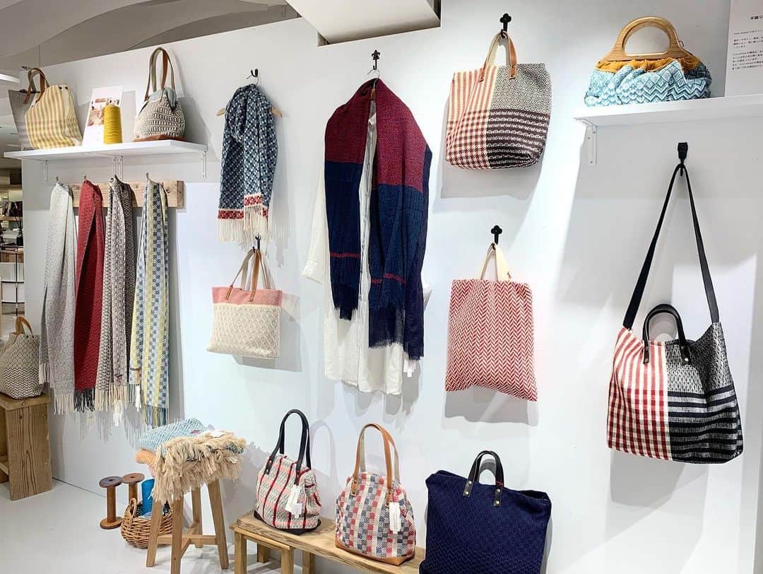 ISETAN PARK netさんのインスタグラム写真 - (ISETAN PARK netInstagram)「【心温まるほっこりギフト🎁】  今年はたくさんの変化があった一年。 大切な方に、頑張った自分に、心温まるギフトはいかがですか？ クリスマスステーションでは、思わず誰かにあげたくなるような、手づくりのぬくもりを感じさせるアイテムが揃っています。  心を込めて贈るギフトに想いをのせて、ほっこりするギフトでクリスマスをお迎えしましょう🎄🧶  【手のぬくもりの贈り物】 ■開催中～12月8日(火) ■本館5階 センターパーク ザ・ステージ＃5  本イベント情報は @isetan_shinjuku ストーリ－「POP UP」またはこちら▼ https://www.isetan.mistore.jp/shinjuku/shops/living/park/shopnews_list/shopnews0651111.html  マカベアリス @alice_makabe 安原ちひろ @cihir0y トロワトン @troistemps 氷室友里 @himuroyuri  @life_design_isetanshinjuku #手のぬくもり #手のぬくもりの贈り物 #クリスマスギフト選び #ギフト選び #クリスマスプレゼント選び #手しごと #クラフト市 #刺繍作家 #手づくりギフト #手づくりプレゼント #おしゃれギフト#プレゼントにオススメ #マカベアリス #chihiroyasuhara #troistemps #yurihimuro #isetan #isetanshinjuku #イセタン #伊勢丹 #伊勢丹新宿 #伊勢丹新宿店 #伊勢丹クリスマス #クリスマスステーション #クリスマスステーション2020」12月2日 18時20分 - isetan_shinjuku