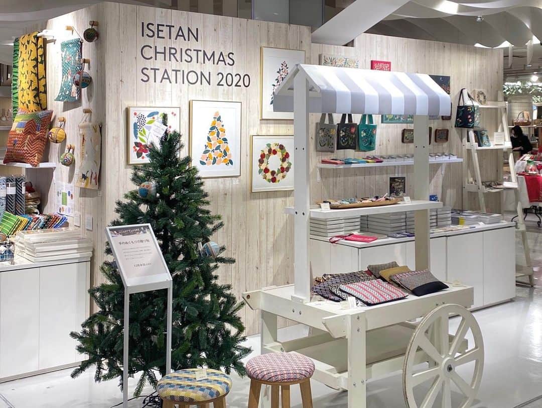 ISETAN PARK netさんのインスタグラム写真 - (ISETAN PARK netInstagram)「【心温まるほっこりギフト🎁】  今年はたくさんの変化があった一年。 大切な方に、頑張った自分に、心温まるギフトはいかがですか？ クリスマスステーションでは、思わず誰かにあげたくなるような、手づくりのぬくもりを感じさせるアイテムが揃っています。  心を込めて贈るギフトに想いをのせて、ほっこりするギフトでクリスマスをお迎えしましょう🎄🧶  【手のぬくもりの贈り物】 ■開催中～12月8日(火) ■本館5階 センターパーク ザ・ステージ＃5  本イベント情報は @isetan_shinjuku ストーリ－「POP UP」またはこちら▼ https://www.isetan.mistore.jp/shinjuku/shops/living/park/shopnews_list/shopnews0651111.html  マカベアリス @alice_makabe 安原ちひろ @cihir0y トロワトン @troistemps 氷室友里 @himuroyuri  @life_design_isetanshinjuku #手のぬくもり #手のぬくもりの贈り物 #クリスマスギフト選び #ギフト選び #クリスマスプレゼント選び #手しごと #クラフト市 #刺繍作家 #手づくりギフト #手づくりプレゼント #おしゃれギフト#プレゼントにオススメ #マカベアリス #chihiroyasuhara #troistemps #yurihimuro #isetan #isetanshinjuku #イセタン #伊勢丹 #伊勢丹新宿 #伊勢丹新宿店 #伊勢丹クリスマス #クリスマスステーション #クリスマスステーション2020」12月2日 18時20分 - isetan_shinjuku