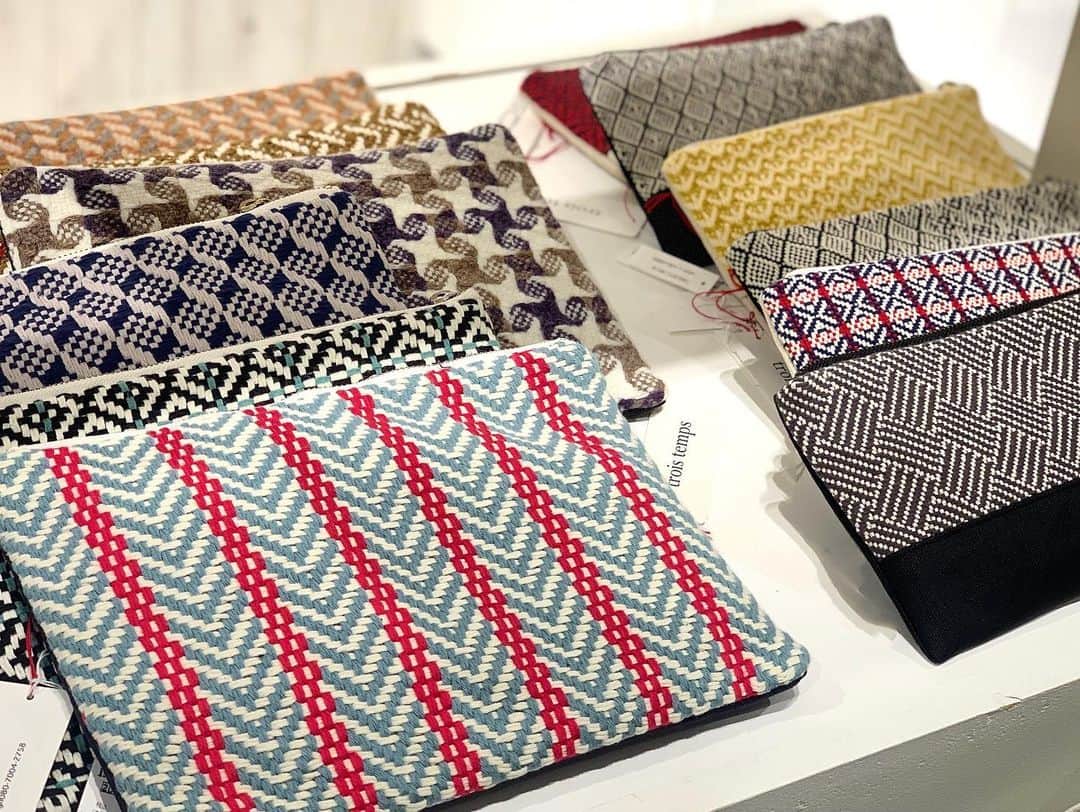 ISETAN PARK netさんのインスタグラム写真 - (ISETAN PARK netInstagram)「【心温まるほっこりギフト🎁】  今年はたくさんの変化があった一年。 大切な方に、頑張った自分に、心温まるギフトはいかがですか？ クリスマスステーションでは、思わず誰かにあげたくなるような、手づくりのぬくもりを感じさせるアイテムが揃っています。  心を込めて贈るギフトに想いをのせて、ほっこりするギフトでクリスマスをお迎えしましょう🎄🧶  【手のぬくもりの贈り物】 ■開催中～12月8日(火) ■本館5階 センターパーク ザ・ステージ＃5  本イベント情報は @isetan_shinjuku ストーリ－「POP UP」またはこちら▼ https://www.isetan.mistore.jp/shinjuku/shops/living/park/shopnews_list/shopnews0651111.html  マカベアリス @alice_makabe 安原ちひろ @cihir0y トロワトン @troistemps 氷室友里 @himuroyuri  @life_design_isetanshinjuku #手のぬくもり #手のぬくもりの贈り物 #クリスマスギフト選び #ギフト選び #クリスマスプレゼント選び #手しごと #クラフト市 #刺繍作家 #手づくりギフト #手づくりプレゼント #おしゃれギフト#プレゼントにオススメ #マカベアリス #chihiroyasuhara #troistemps #yurihimuro #isetan #isetanshinjuku #イセタン #伊勢丹 #伊勢丹新宿 #伊勢丹新宿店 #伊勢丹クリスマス #クリスマスステーション #クリスマスステーション2020」12月2日 18時20分 - isetan_shinjuku