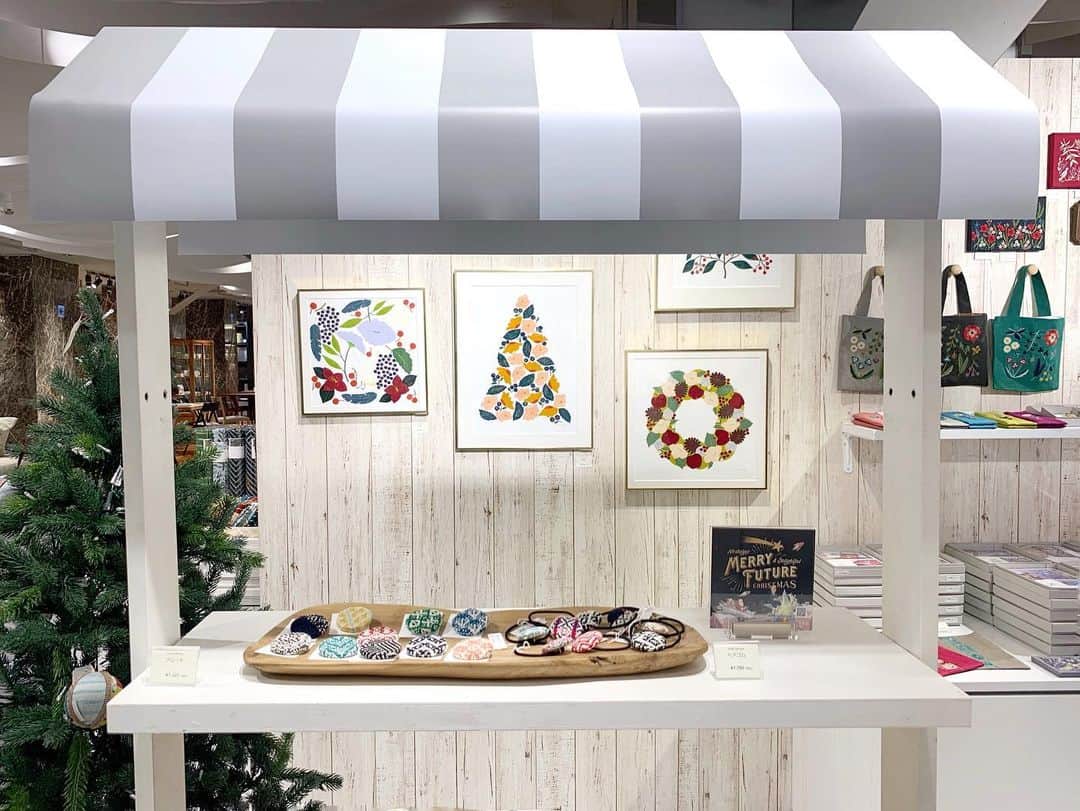 ISETAN PARK netさんのインスタグラム写真 - (ISETAN PARK netInstagram)「【心温まるほっこりギフト🎁】  今年はたくさんの変化があった一年。 大切な方に、頑張った自分に、心温まるギフトはいかがですか？ クリスマスステーションでは、思わず誰かにあげたくなるような、手づくりのぬくもりを感じさせるアイテムが揃っています。  心を込めて贈るギフトに想いをのせて、ほっこりするギフトでクリスマスをお迎えしましょう🎄🧶  【手のぬくもりの贈り物】 ■開催中～12月8日(火) ■本館5階 センターパーク ザ・ステージ＃5  本イベント情報は @isetan_shinjuku ストーリ－「POP UP」またはこちら▼ https://www.isetan.mistore.jp/shinjuku/shops/living/park/shopnews_list/shopnews0651111.html  マカベアリス @alice_makabe 安原ちひろ @cihir0y トロワトン @troistemps 氷室友里 @himuroyuri  @life_design_isetanshinjuku #手のぬくもり #手のぬくもりの贈り物 #クリスマスギフト選び #ギフト選び #クリスマスプレゼント選び #手しごと #クラフト市 #刺繍作家 #手づくりギフト #手づくりプレゼント #おしゃれギフト#プレゼントにオススメ #マカベアリス #chihiroyasuhara #troistemps #yurihimuro #isetan #isetanshinjuku #イセタン #伊勢丹 #伊勢丹新宿 #伊勢丹新宿店 #伊勢丹クリスマス #クリスマスステーション #クリスマスステーション2020」12月2日 18時20分 - isetan_shinjuku