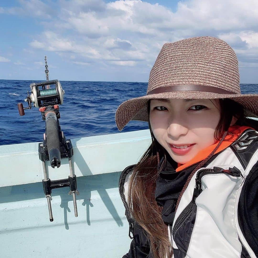 竹原三貴さんのインスタグラム写真 - (竹原三貴Instagram)「先日マグロ釣りへ行ってきました🎣 釣り初心者にはレベルが高かったですww ものすごい引きで腕の筋肉痛が しばらく治りそうにありません😂 船長さんのアシストがものすごくて 貴重な船釣りを終始楽しく体験させていただきました。 この様子は今日19時にYouTubeで投稿するので 是非みてください☺️✨  #釣り #釣り女子 #fishing #マグロ #キハダマグロ #釣り初心者 #낚시 #낚시하는여자 #다랑어　#tunafishing #船釣りデビュー #船釣りガール #船釣り🎣」12月2日 18時21分 - miki_takehara