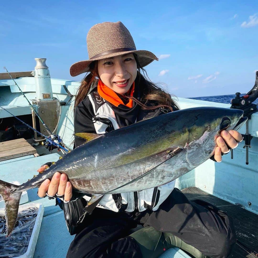 竹原三貴のインスタグラム：「先日マグロ釣りへ行ってきました🎣 釣り初心者にはレベルが高かったですww ものすごい引きで腕の筋肉痛が しばらく治りそうにありません😂 船長さんのアシストがものすごくて 貴重な船釣りを終始楽しく体験させていただきました。 この様子は今日19時にYouTubeで投稿するので 是非みてください☺️✨  #釣り #釣り女子 #fishing #マグロ #キハダマグロ #釣り初心者 #낚시 #낚시하는여자 #다랑어　#tunafishing #船釣りデビュー #船釣りガール #船釣り🎣」