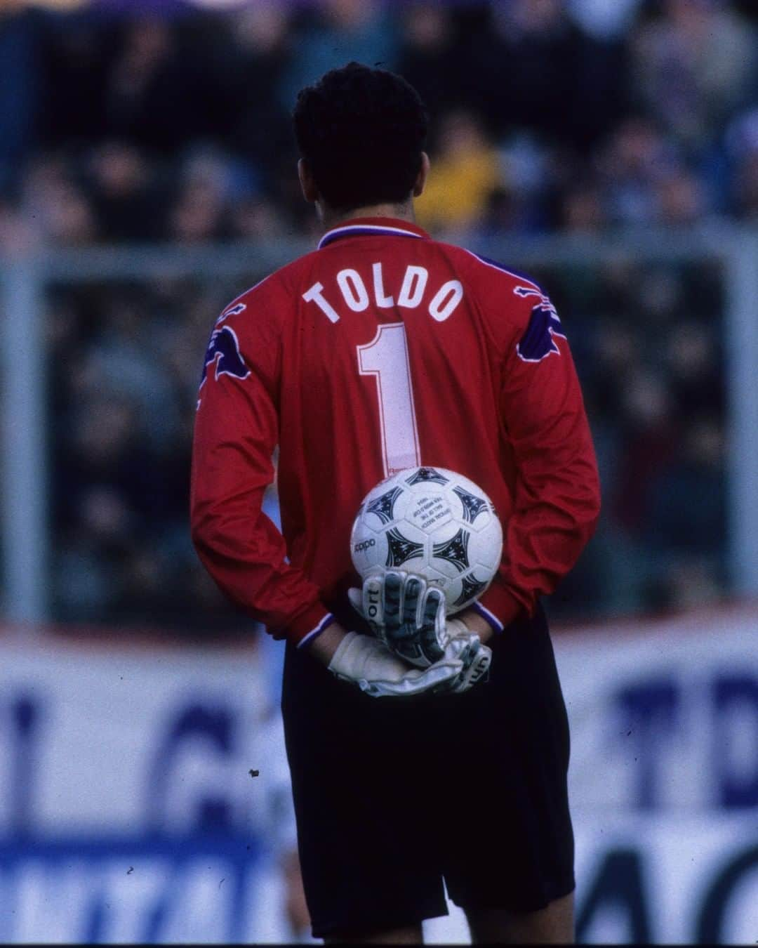 ACFフィオレンティーナさんのインスタグラム写真 - (ACFフィオレンティーナInstagram)「Buon compleanno, @francescotoldo 🎂 Happy Birthday, Francesco Toldo ⚜️  #ForzaViola 💜 #Fiorentina #ACFFiorentina #FrancescoToldo #Toldo #HBD」12月2日 18時22分 - acffiorentina