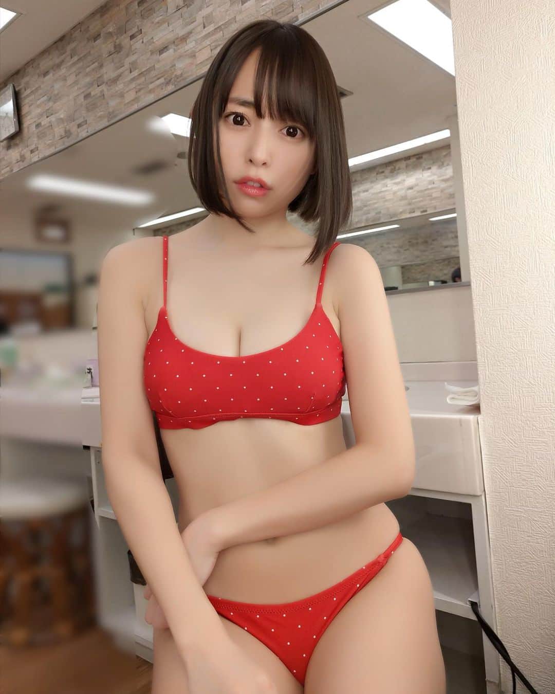 寺坂ユミのインスタグラム：「「ドキドキドキ・・・胸Dokiri」 ドットビキニ👙❤️  #bikini#red#dot#cute#sexy#水着#ドット#ビキニ」