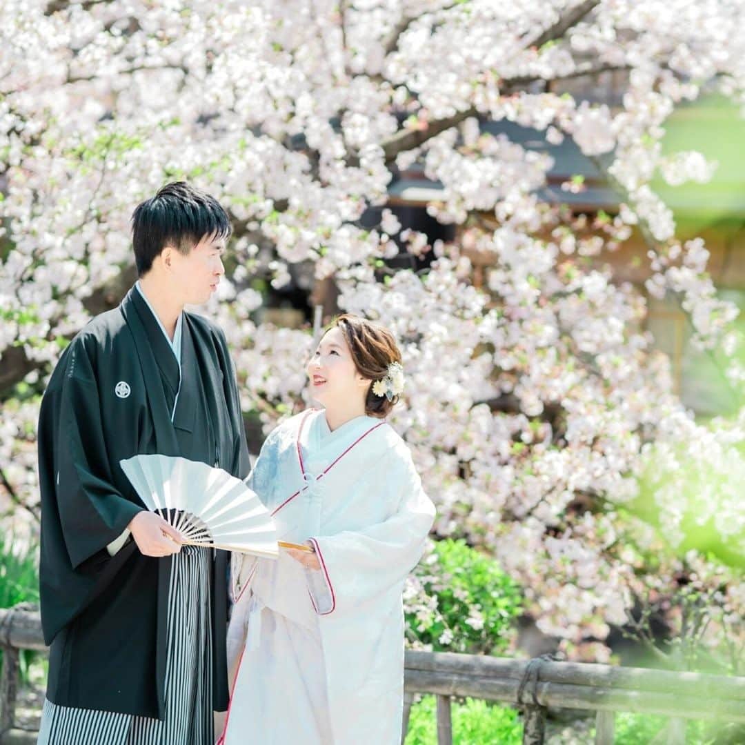 Wedding Park 公式のインスタグラム：「こんばんは！ ウエディングパークのハナレポ編集部です💁‍♀️  今日のピックアップは、 @i_wd_i.96さまのハナレポ👰  祇園で撮ったという前撮り、 京都らしさと桜がとても美しいですね✨  コロナ禍で行った挙式だったとのことですが 披露宴でマスクケースを用意…など心遣いも素敵です！ 家族で顔を合わせるのも久々だったということで 心温まる式の様子が伝わります💍  ＜この式場を決めたポイント＞ 地元の方も使用されているアットホームな教会であること。 チャペルの全面木造のあたたかな雰囲気と 扉を開くと目に飛び込んでくる、ステンドグラスの柔らかな光が決め手♡  💒この結婚式場を詳しく 京都ノーザンチャーチ北山教会（京都） https://www.weddingpark.net/0000068b/  💍この結婚式についてもっと詳しく ▼@i_wd_i.96さまのハナレポ♡ https://www.weddingpark.net/hanarepo/8517/  ーーーーーー #ベストハナレポ にエントリーしよう👑  @weddingpark をフォロー ＋#ベストハナレポ をつけて 投稿してください♡  ベストハナレポに選ばれた花嫁さまは 月末に表彰投稿をさせていただいています♩  たくさんのご参加お待ちしています！  ーーーーーー #プレ花嫁 #式場探し #2020婚 #2021婚 #2020冬婚 #2021春婚 #ちーむ2020 #日本中のプレ花嫁さんと繋がりたい #結婚式 #結婚式準備 #結婚準備 #プロポーズ #ウエパ #ウエディングパーク #ハナレポ #ノーザンチャーチ北山教会 ーーーーーー」