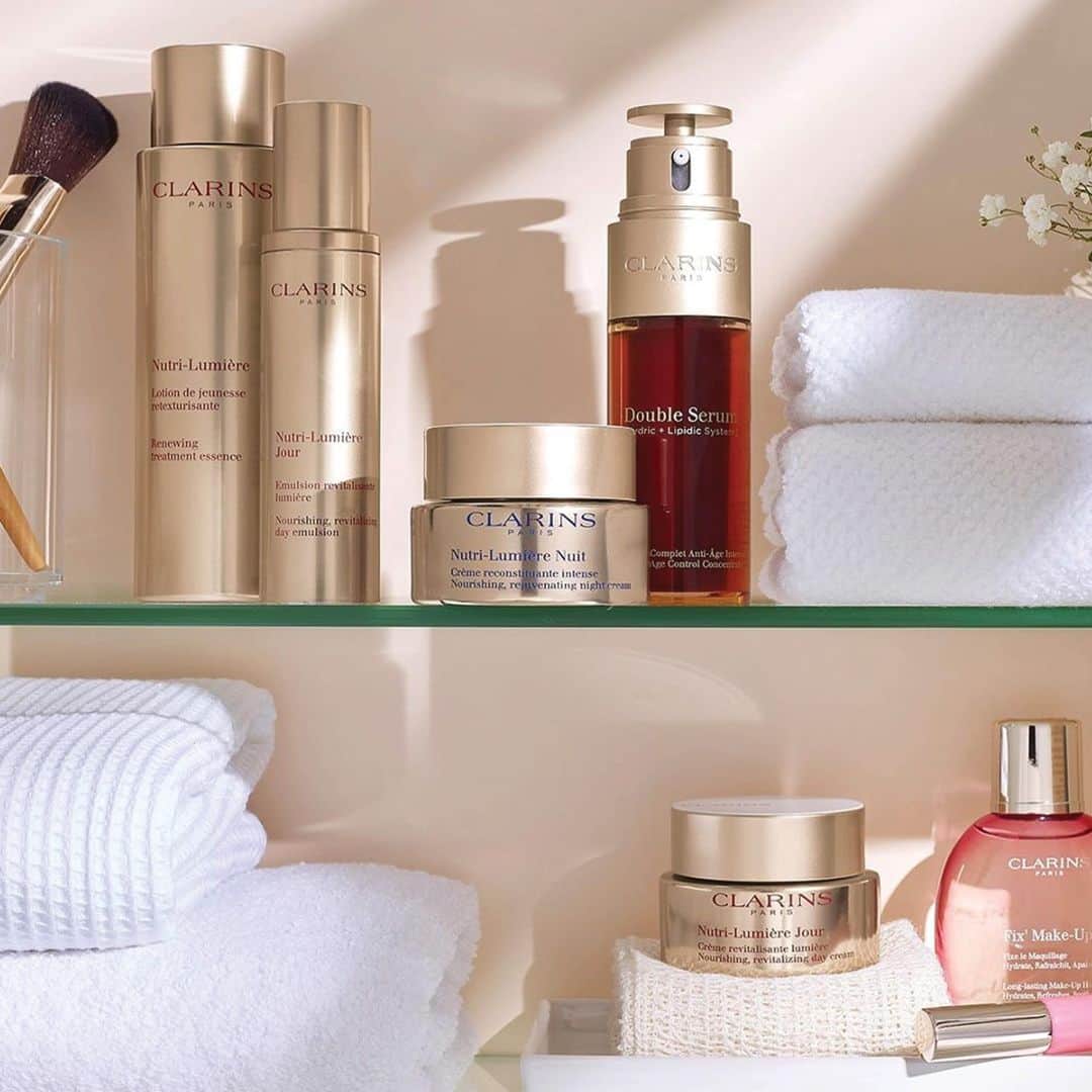 Clarins Australiaさんのインスタグラム写真 - (Clarins AustraliaInstagram)「Daily rejuvenating, pro-ageing, radiance-boosting. Here is our three step process:⁣ ⁣ 1️⃣ Nutri Lumiere Renewing Treatment Essence on clear skin⁣ 2️⃣ Double Serum⁣ 3️⃣ ☀️ Morning: Nutri Lumiere Emulsion for a lightweight texture OR Nutri Lumiere Cream for a richer texture⁣ 4️⃣🌑 Night: Nutri Lumiere Night Cream⁣ ⁣ #ClarinsAus #ClarinsSkincare #DoubleSerum」12月2日 18時30分 - clarinsanz