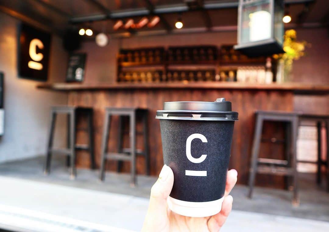 高橋晴香さんのインスタグラム写真 - (高橋晴香Instagram)「昨日は「C COFFEE BAR」へ☕️﻿ ﻿ ﻿ 12月1日からオープンした、今TVや雑誌などで話題の渋谷の新名所、移動型バートラックメディア「TLUX」とコラボした @c_coffee_official のお店🖤🚚﻿ ﻿ ﻿ 風通しの良いオープンエアのカウンターでお洒落な空間だった✨﻿ ﻿ ﻿ C COFFEE以前から飲んでて好きなんだよね💗﻿ ﻿ ﻿ 香りよくてコクもあるし、美味しい😋﻿ ﻿ ﻿ 炭のパウダーが入っているチャコールコーヒーで炭の高い吸着力で、不要なものをデトックスしてくれるから、普通のコーヒー飲むならこれ飲みたい☕️🎵﻿ ﻿ ﻿ この日はカフェスタッフとしてロン・モンロウ @ronmonroe_official さんが接客して下さいました💕﻿ ﻿ ﻿ 普段はWEBのみで販売しているチャコールコーヒー☕️﻿ ﻿ ﻿ 「C COFFEE」が飲めるお店はここだけ🌟﻿ ﻿ ﻿ 場所載せておくね💁‍♀️﻿ ﻿ ﻿ ﻿ ■場所:﻿ 「C COFFEE BAR」﻿ 〒150-0042 東京都渋谷区宇田川町31-2 ﻿ ヨシモト∞ホール屋外 BAR TRUCK MEDIA TLUX 内﻿ ﻿ 営業時間﻿ 毎週水・金・日の12:00-17:00まで﻿ ﻿ ﻿ ﻿ #渋谷 #shibuya #チャコールコーヒー  #ダイエットコーヒー #チャコールクレンズ #ダイエット #シーコーヒー #cコーヒー #c_coffee #TLUX #トラックス #バートラック #移動型バー ﻿」12月2日 18時31分 - haruka_takahashi0127